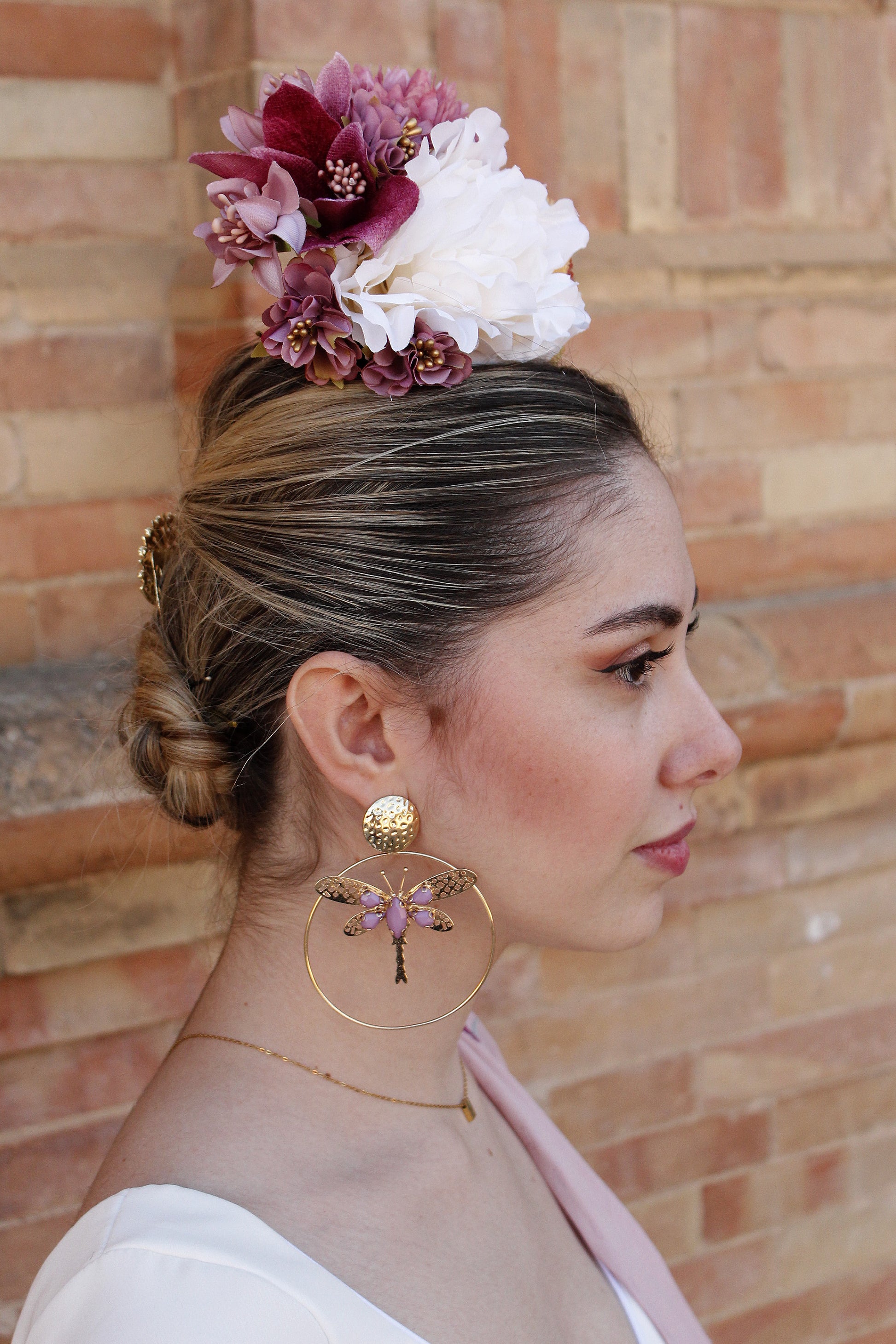 Dale un toque encantador y elegante a tu look flamenco con el ramillete Duende. Hecho a mano en tonos blanco, rosa y amarillo, es el complemento perfecto para un estilo flamenco delicado y único.