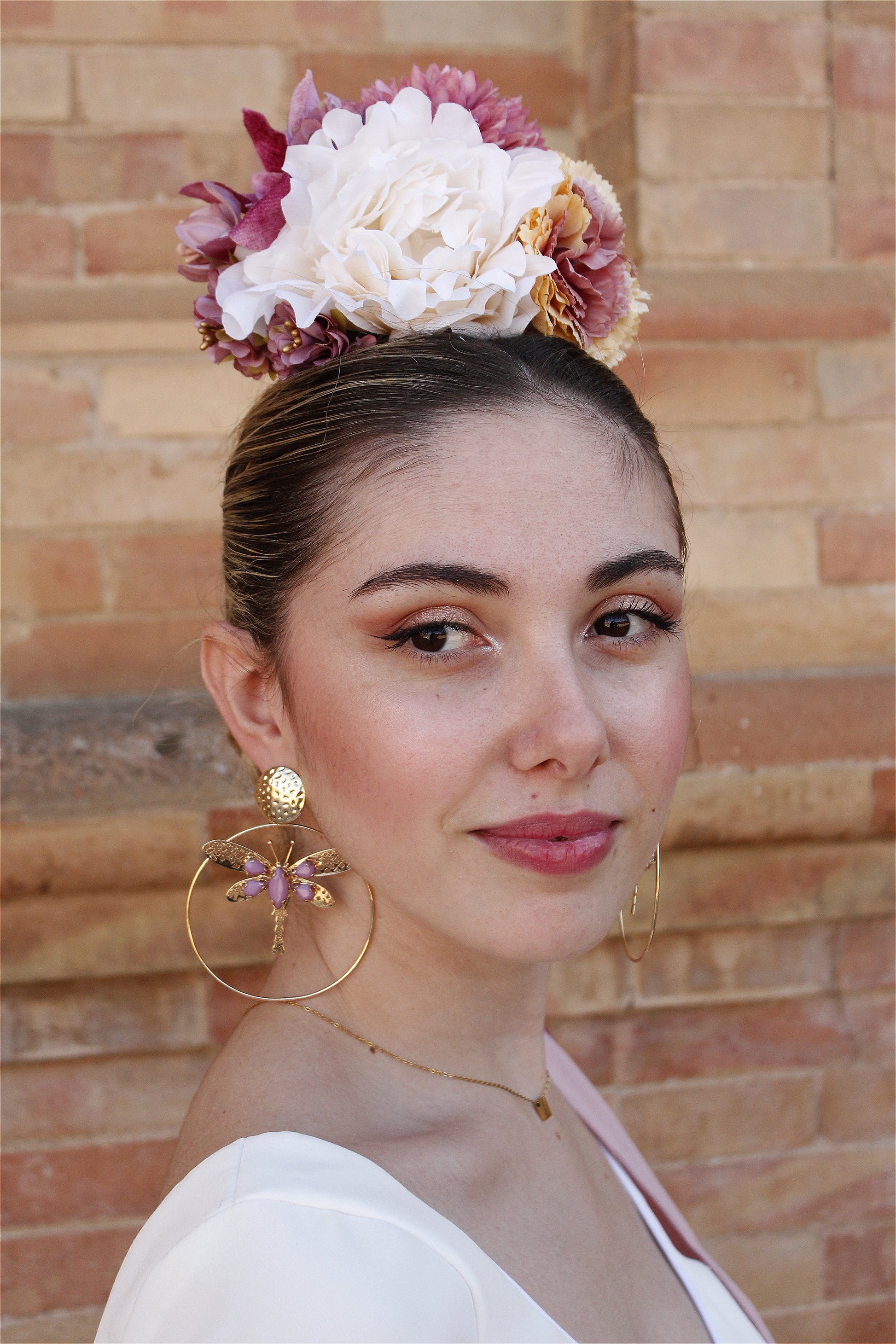 Añade un toque de elegancia a tu estilo flamenco con el ramillete Duende, en delicados tonos blanco, rosa y amarillo. Hecho a mano, es el complemento ideal para un look flamenco encantador y sofisticado.