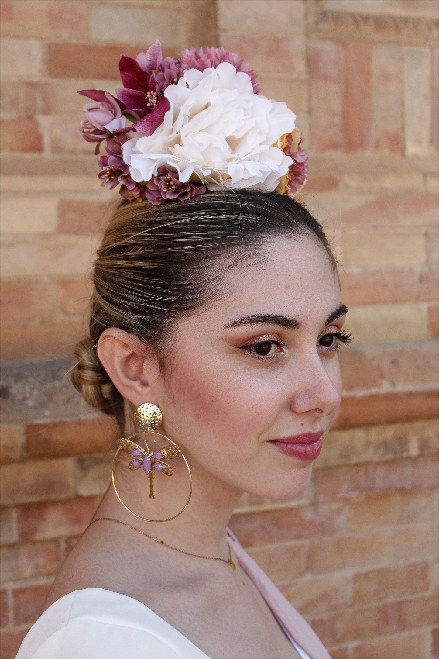 El ramillete Duende, en tonos pastel de blanco, rosa y amarillo, es ideal para darle un toque delicado y sofisticado a tu traje flamenco. Hecho a mano, es perfecto para quienes buscan un estilo elegante y encantador.