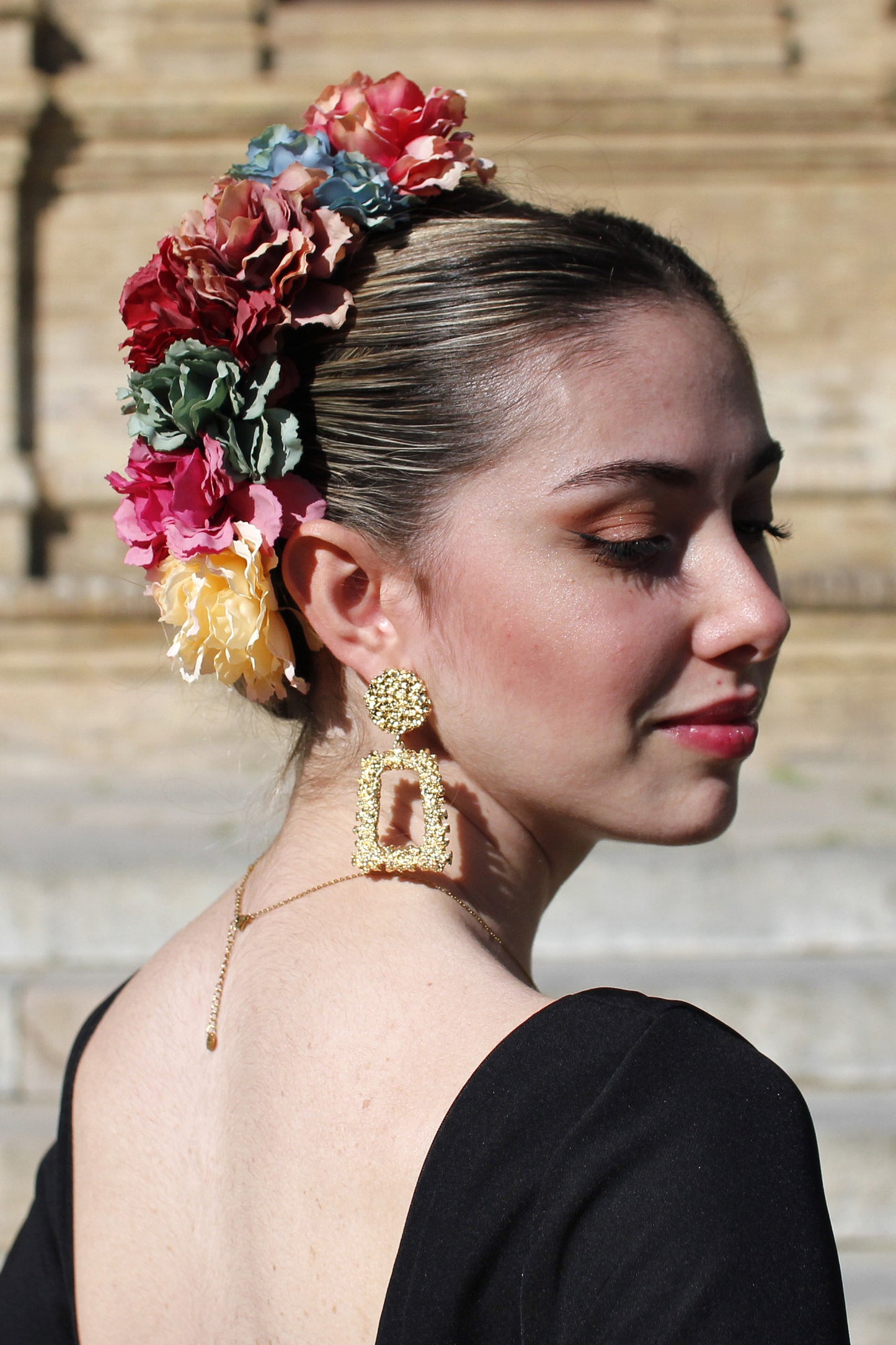 Dale un toque festivo a tu look flamenco con el ramillete Fandango. Con flores en tonos rojos, amarillos y verdes, es un complemento vibrante que transmite energía y alegría.