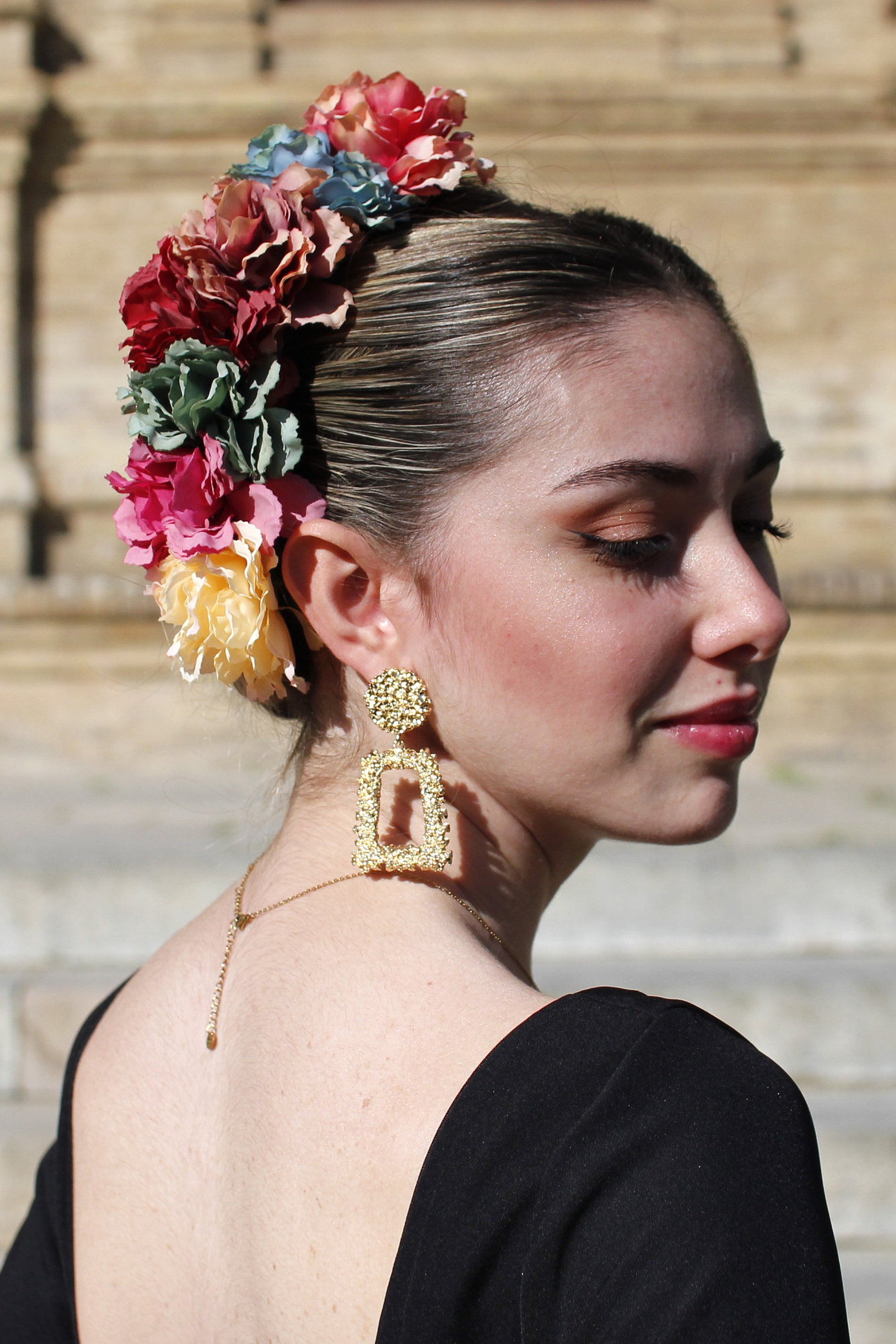 Dale un toque festivo a tu look flamenco con el ramillete Fandango. Con flores en tonos rojos, amarillos y verdes, es un complemento vibrante que transmite energía y alegría.