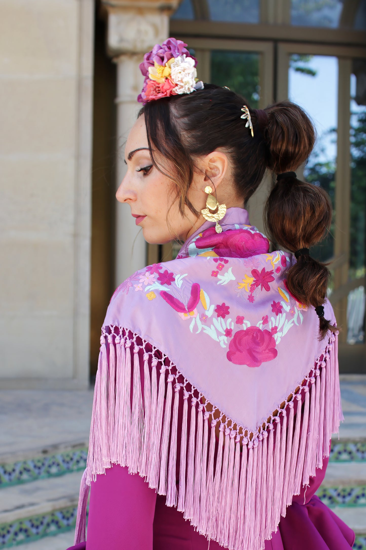 El ramillete Jaleo, con flores en mandarina y amarillo, es el toque perfecto para un look flamenco lleno de color y energía. Hecho a mano, este ramillete es ideal para quienes buscan un estilo alegre y festivo.