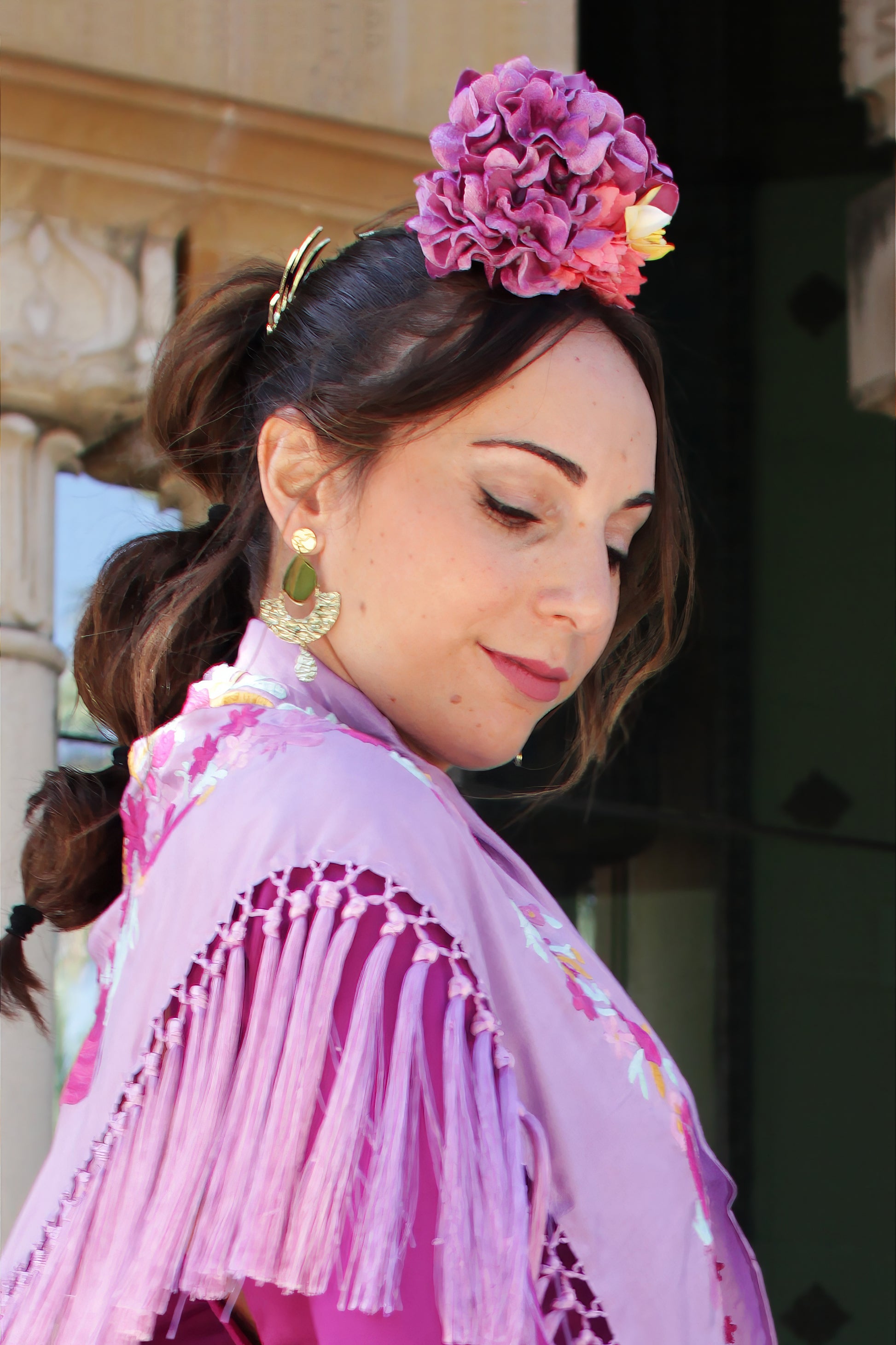 Dale vida a tu estilo flamenco con el ramillete Jaleo en tonos mandarina y amarillo. Hecho a mano, este ramillete es el complemento perfecto para un look lleno de energía y alegría.