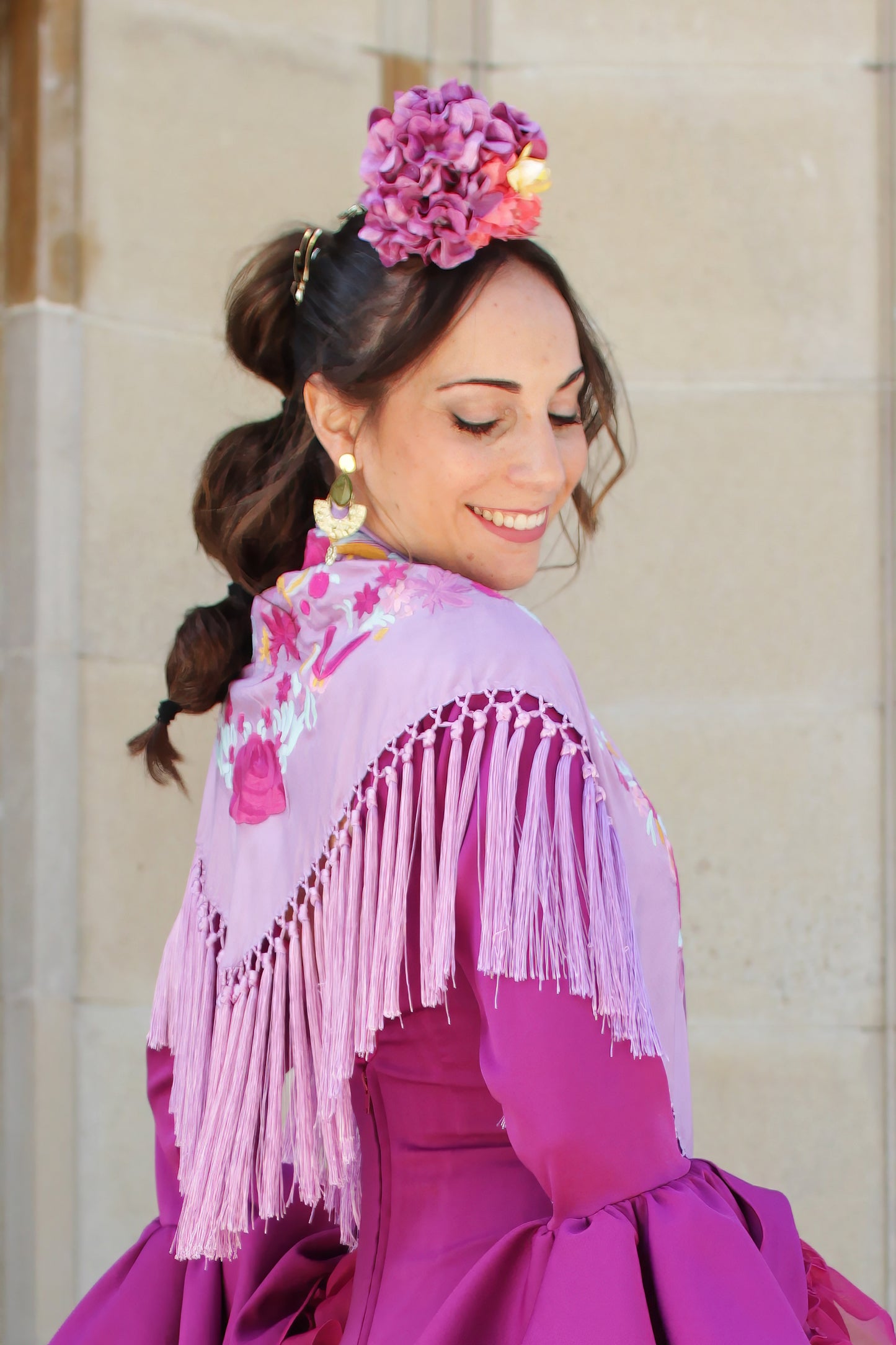 Con el ramillete Jaleo, tu look flamenco se llenará de color y vitalidad. Hecho a mano con flores en mandarina y amarillo, es la elección ideal para un estilo lleno de fiesta y dinamismo.