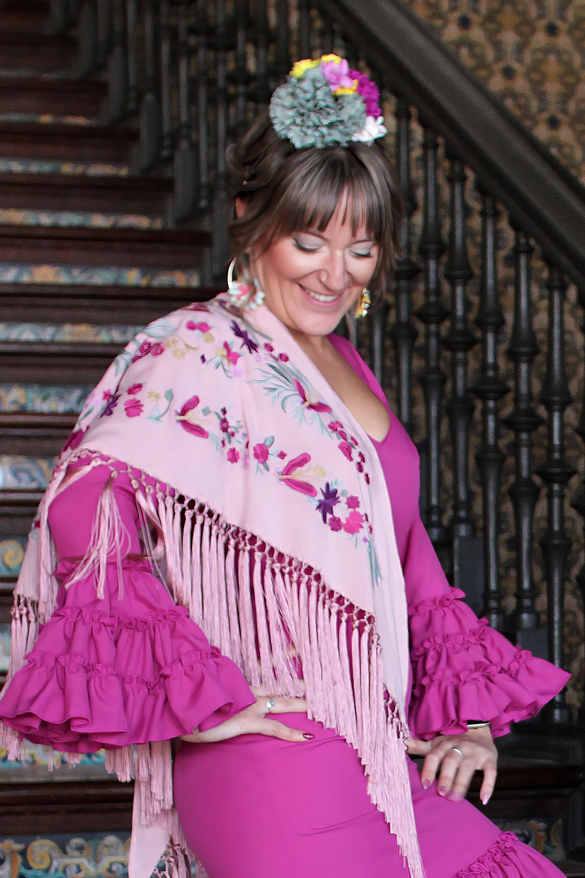 El ramillete Raíces, hecho a mano, combina los tonos verdes, morados, amarillos y lilas en un diseño que evoca la naturaleza. Perfecto para quienes buscan un look flamenco lleno de tradición y frescura.