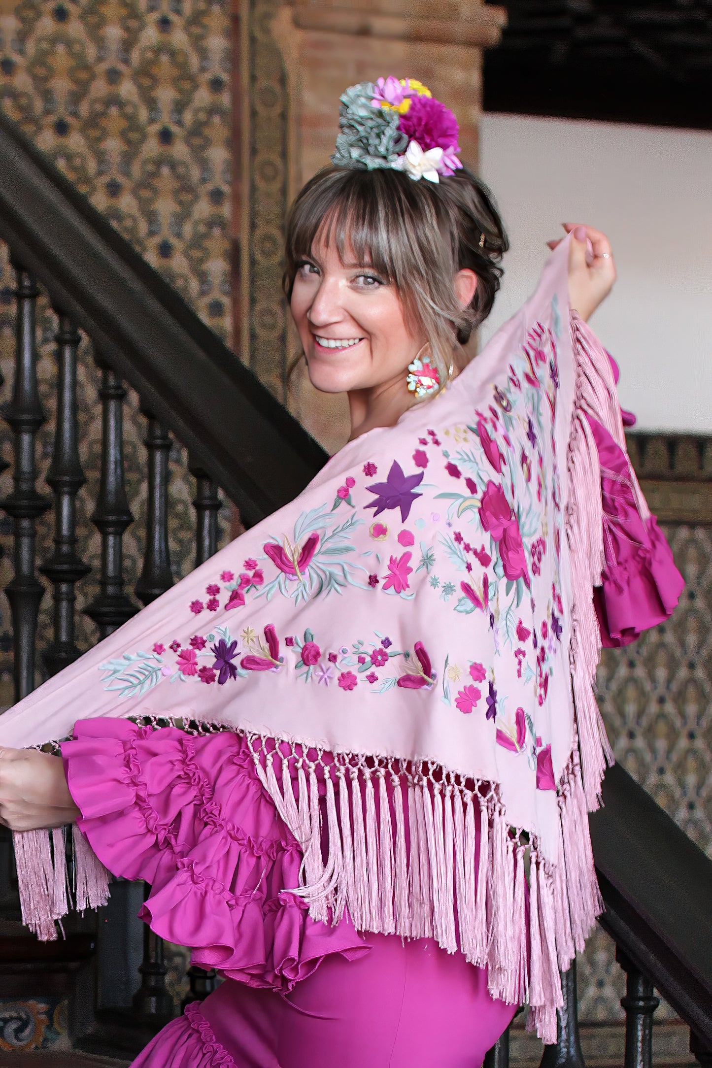 Dale un toque natural y tradicional a tu look flamenco con el ramillete Raíces. Con flores en verde agua, morado y lila, es una pieza artesanal que aporta frescura y color a tu estilo flamenco.