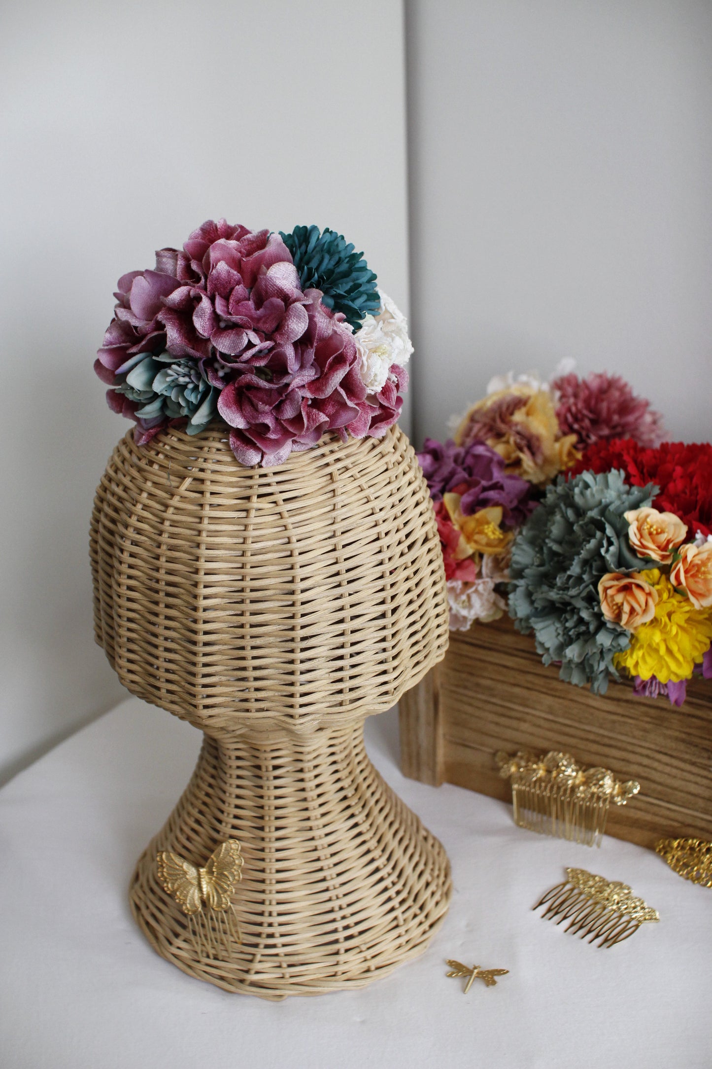 El ramillete de flores Alma en tonos buganvilla y verde agua es un diseño único que destaca por su estilo vibrante y originalidad. Perfecto para complementar tu look flamenco con un toque lleno de magia.