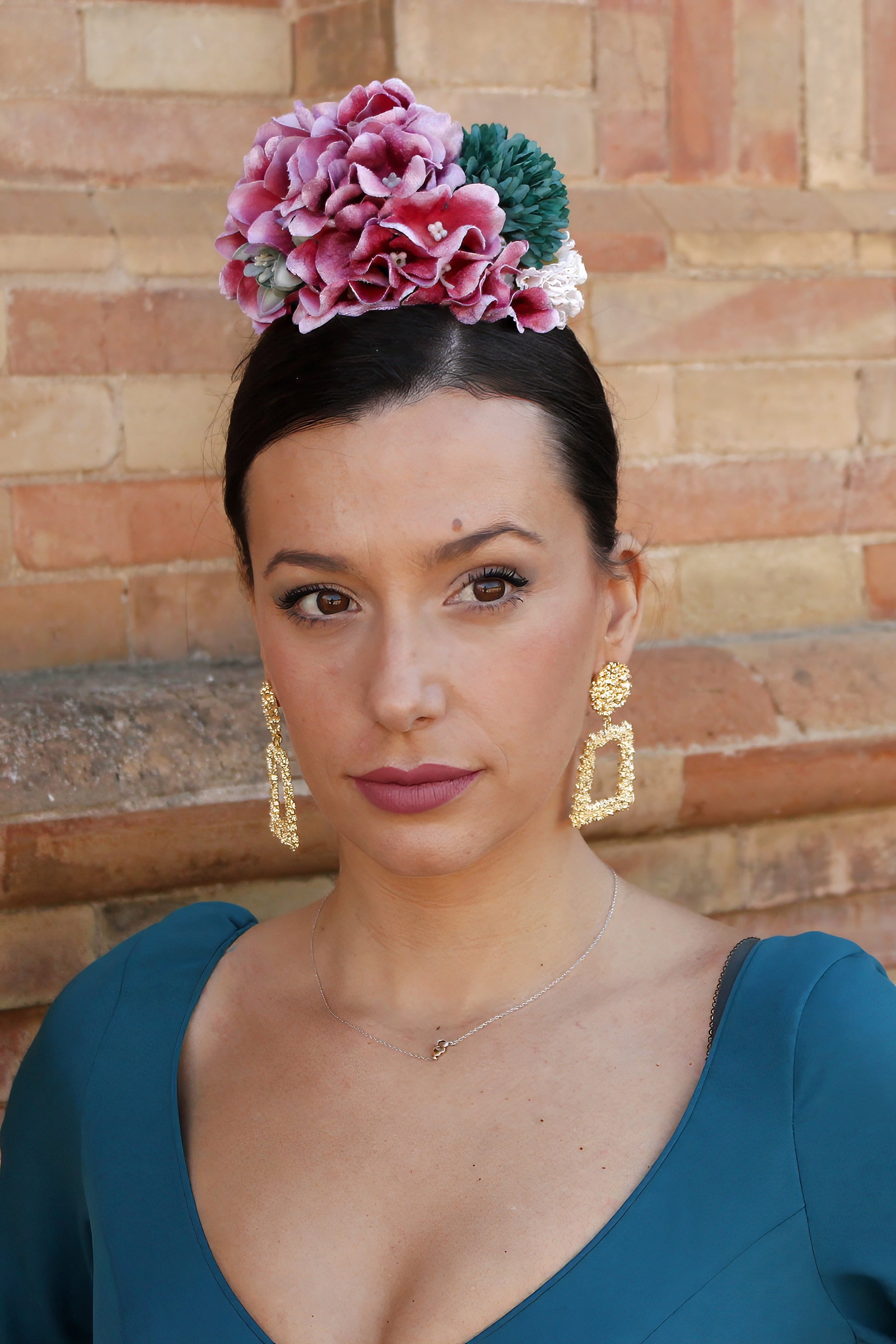 El ramillete Alma, hecho a mano en tonos buganvilla y verde agua, es el complemento perfecto para darle un toque de magia a tu look flamenco. Ideal para destacar con estilo y autenticidad en cualquier evento flamenco.