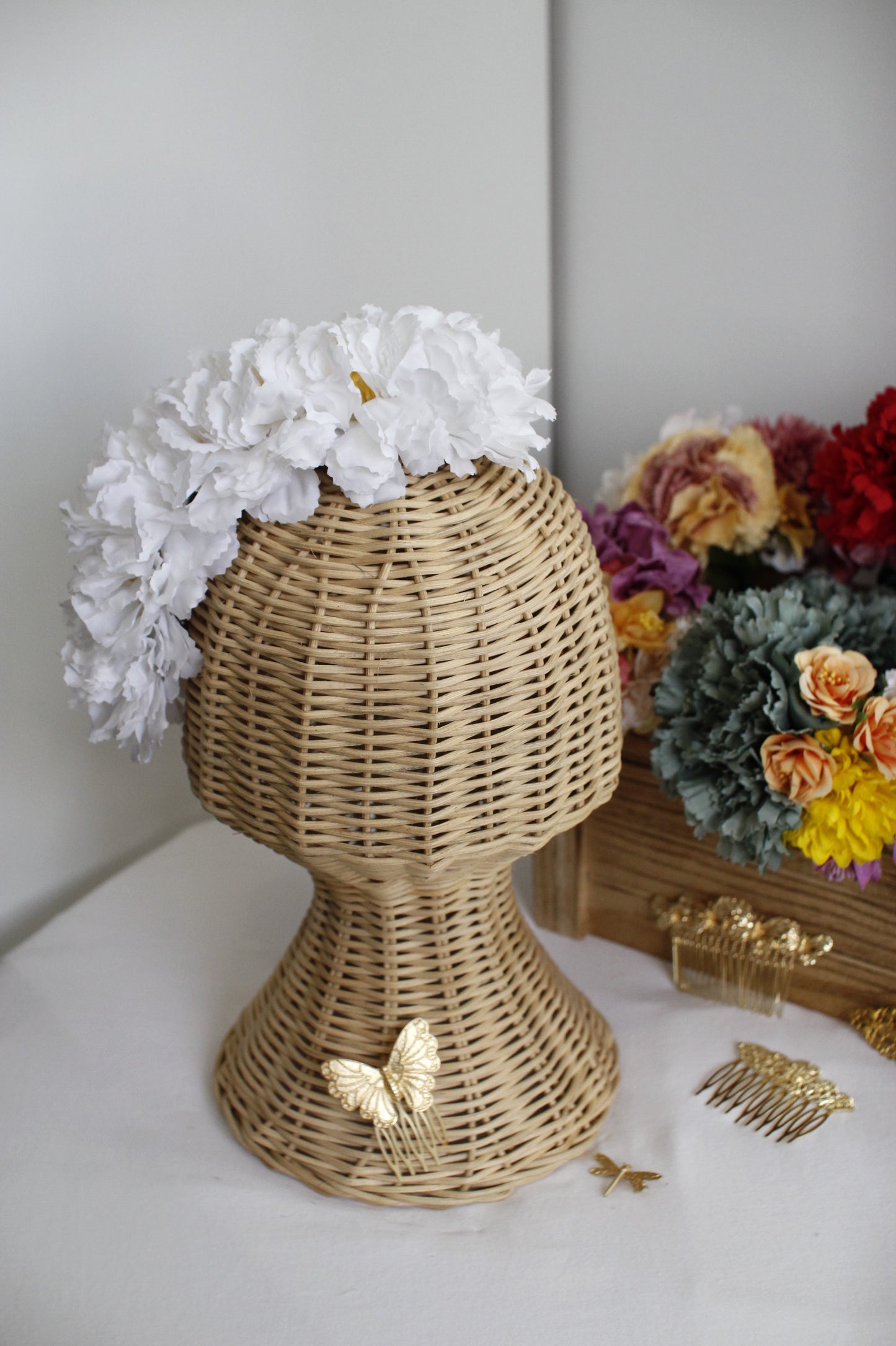 El ramillete Alumbrao, con flores blancas, es un complemento atemporal y elegante que aporta frescura y luminosidad a tu look flamenco. Es perfecto para cualquier ocasión flamenca.