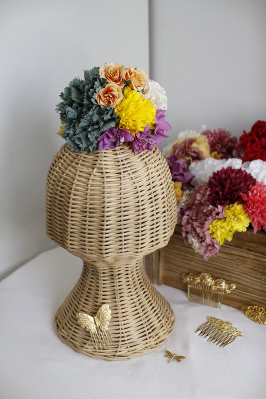 El ramillete Brisa en verde agua, amarillo, naranja y lila es una pieza artesanal única que aporta frescura y color a tu look flamenco. Hecho a mano, es ideal para un estilo vibrante y original.