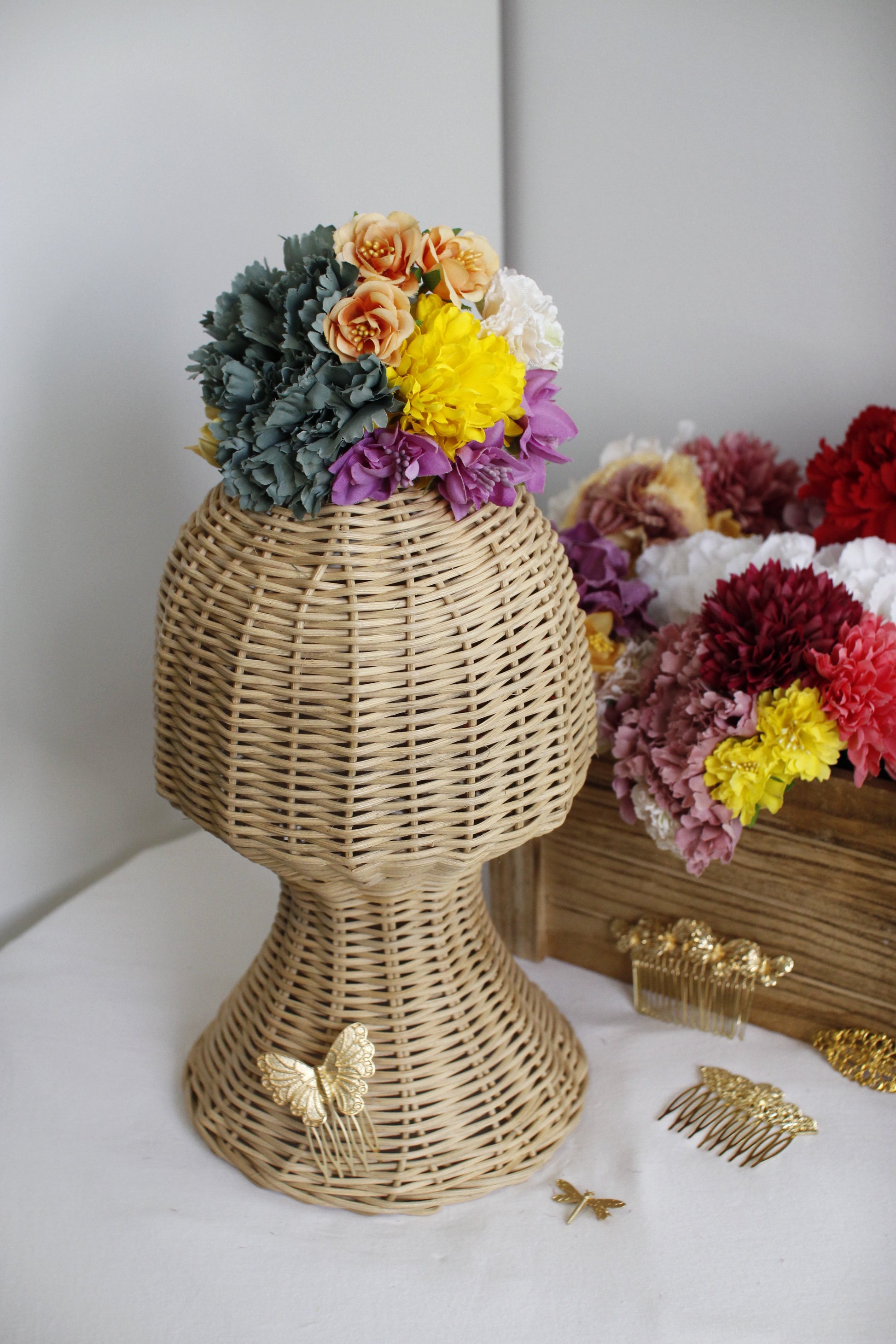 El ramillete de flores Brisa combina colores vibrantes como verde agua, amarillo, naranja y lila. Un diseño fresco y único, hecho a mano, perfecto para complementar tu look flamenco con un toque original y colorido.