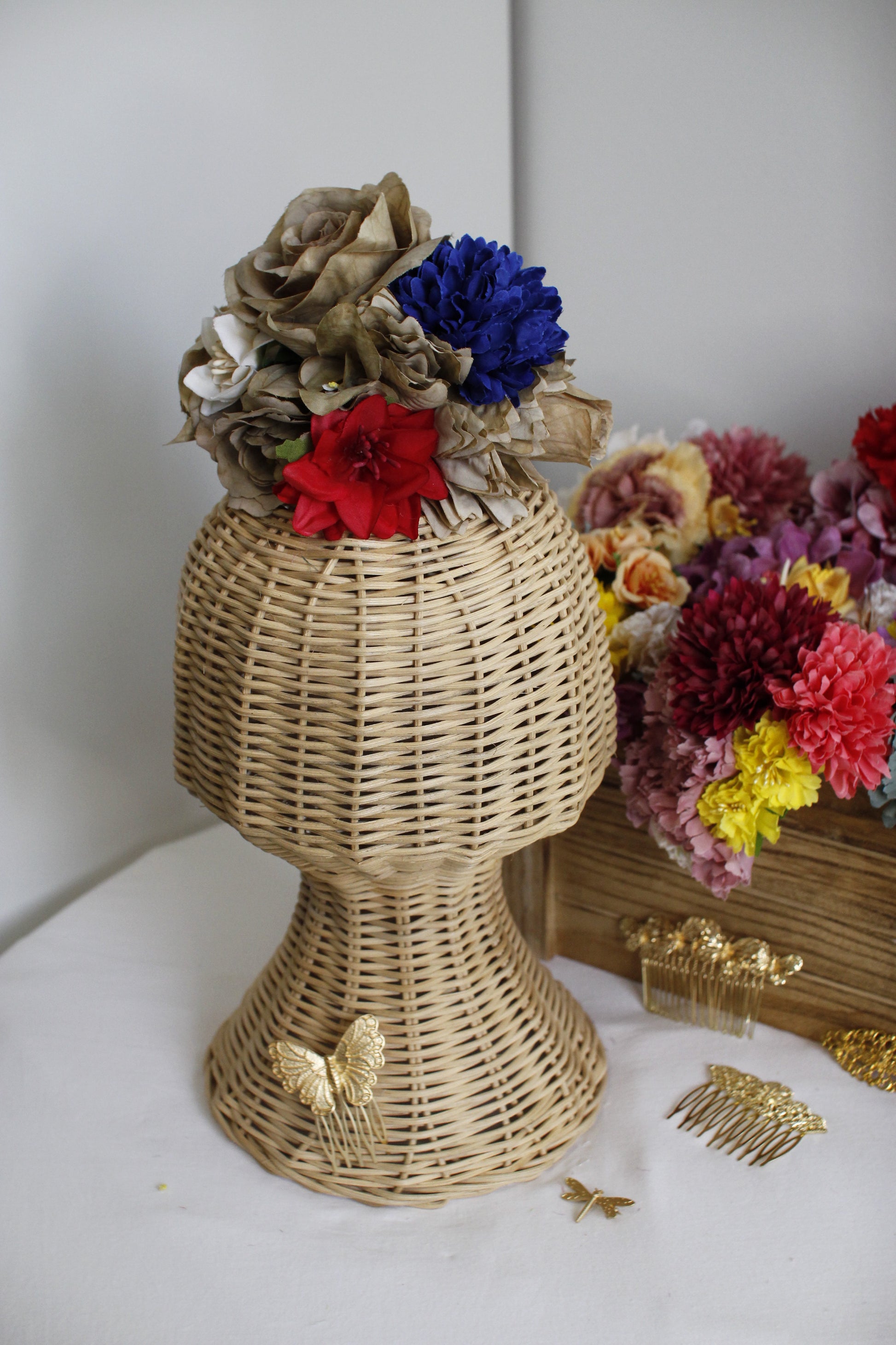 El ramillete Bulería, en tonos beige, rojo y azul, es un complemento flamenco lleno de estilo y energía. Hecho a mano, ideal para darle un toque único y vibrante a tu look de feria o romerías.