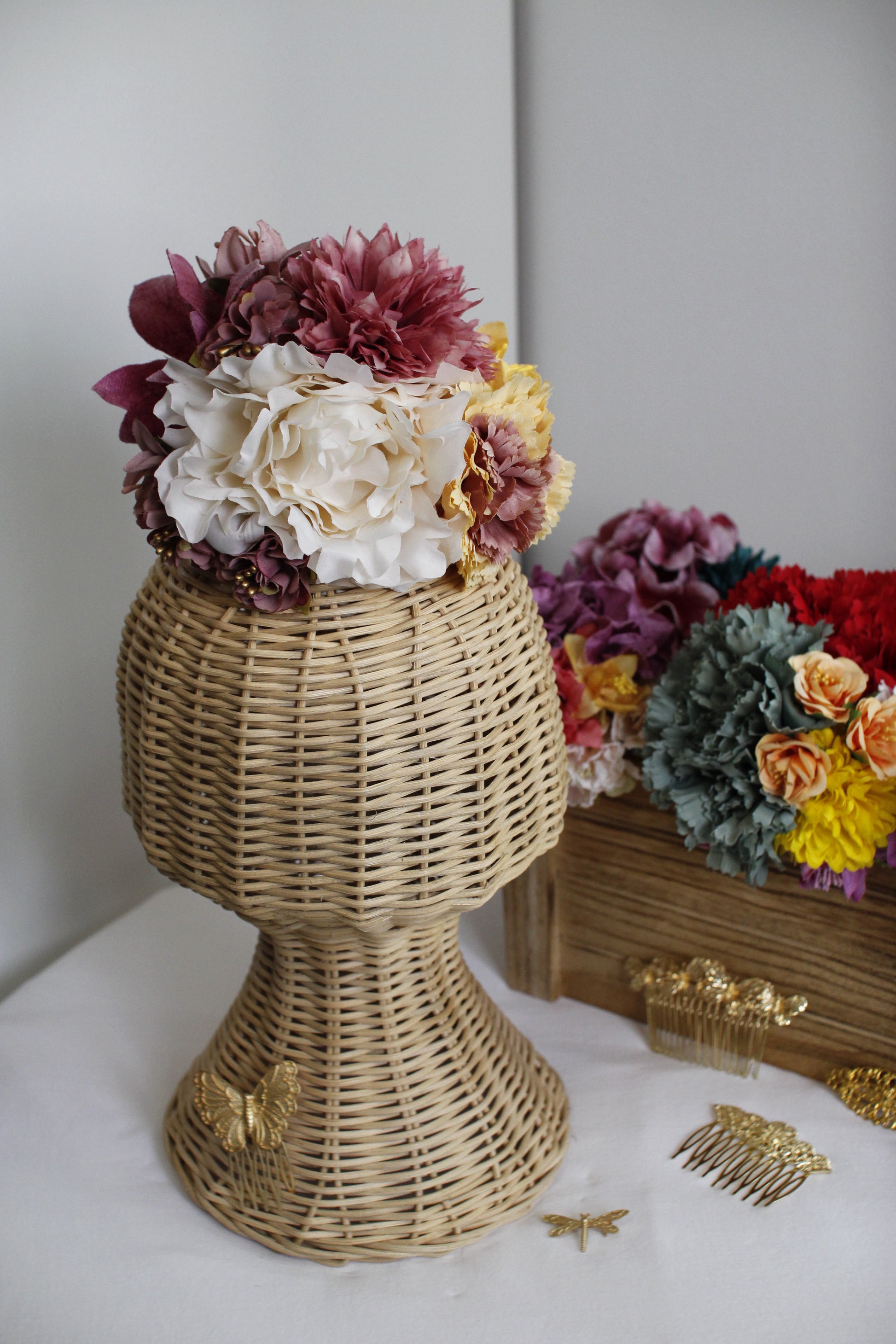 El ramillete de flores Duende en blanco, rosa y amarillo aporta un toque delicado y elegante a tu look flamenco. Hecho a mano, es el complemento perfecto para resaltar tu estilo con suavidad y encanto.