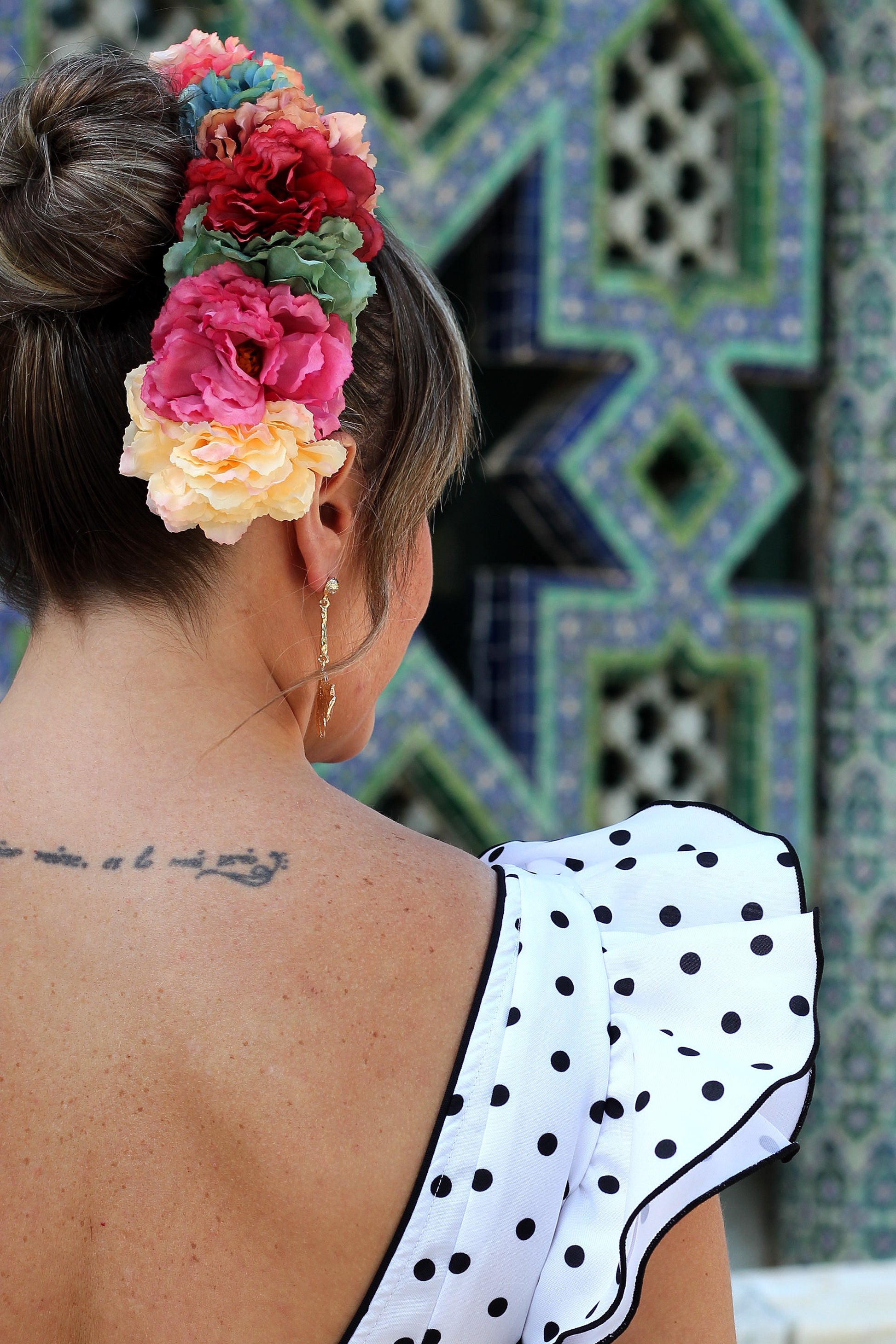 El ramillete de flores Fandango en rojo, amarillo y verde es el complemento perfecto para un look flamenco vibrante. Aporta vida y alegría con su diseño lleno de color y energía.