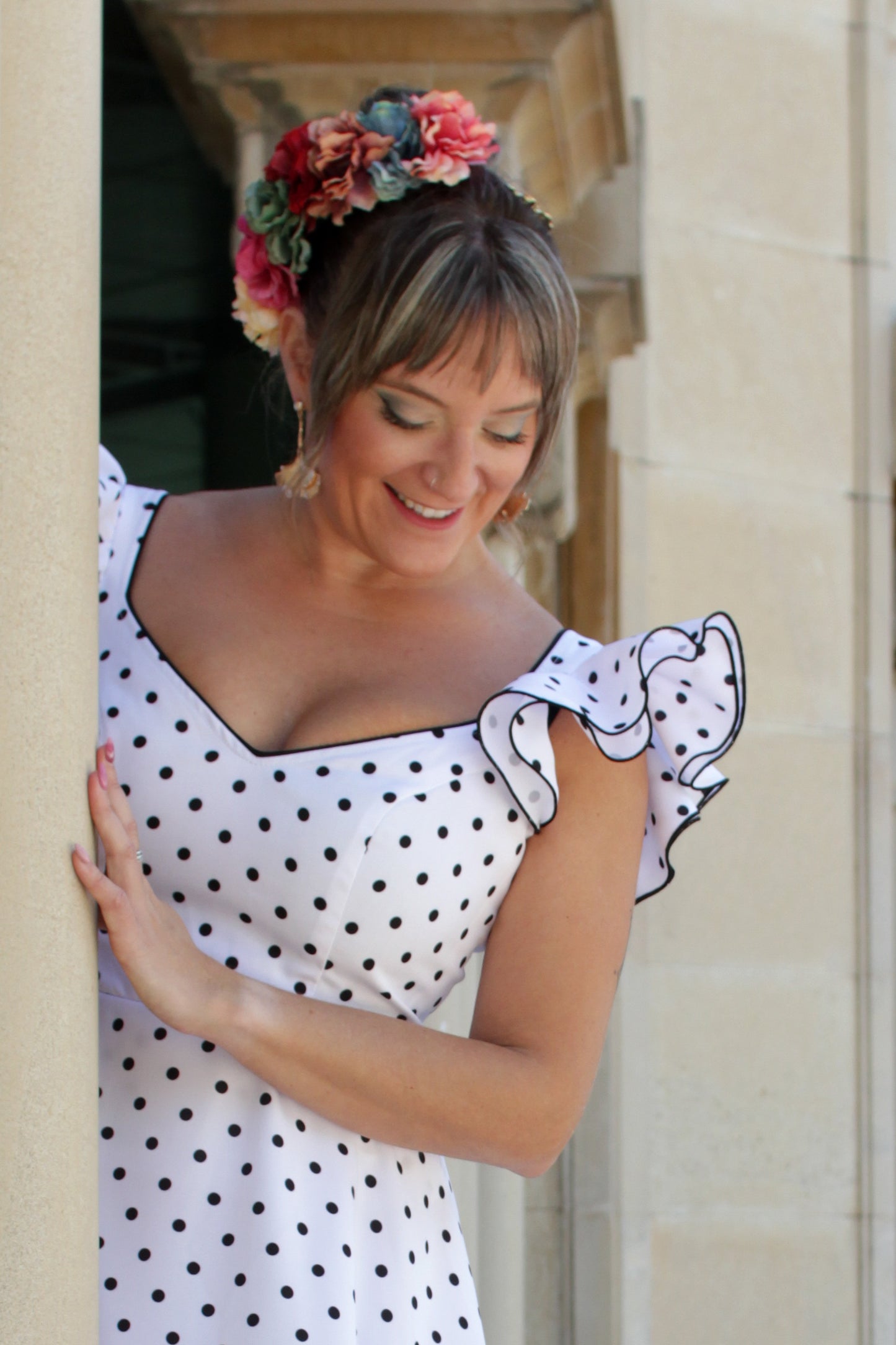 ¡Haz que tu look flamenco destaque con el ramillete de flores Fandango! Con sus flores rojas, amarillas y verdes, es el complemento perfecto para añadir frescura y alegría a tu outfit.