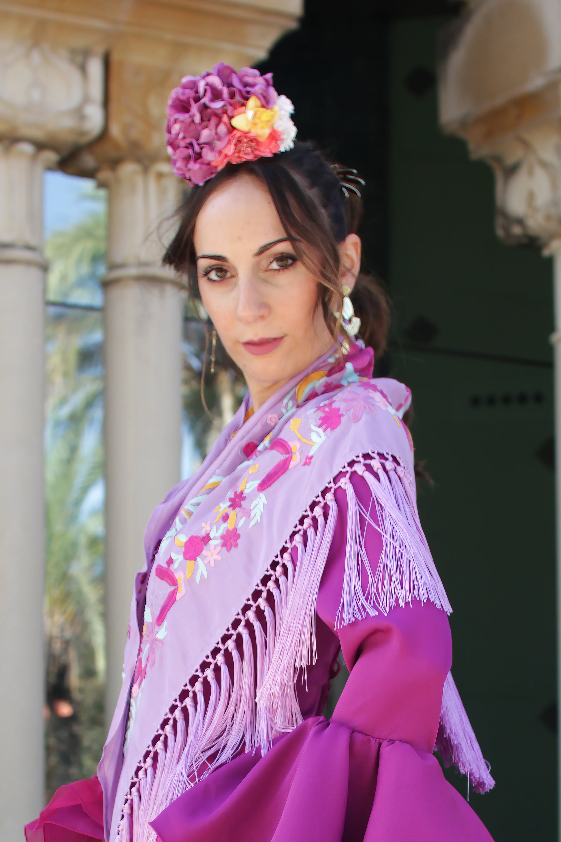 El ramillete Jaleo, artesanalmente creado con flores en mandarina y amarillo, es perfecto para aportar un toque festivo y lleno de carácter a tu look flamenco. Ideal para destacar con estilo.