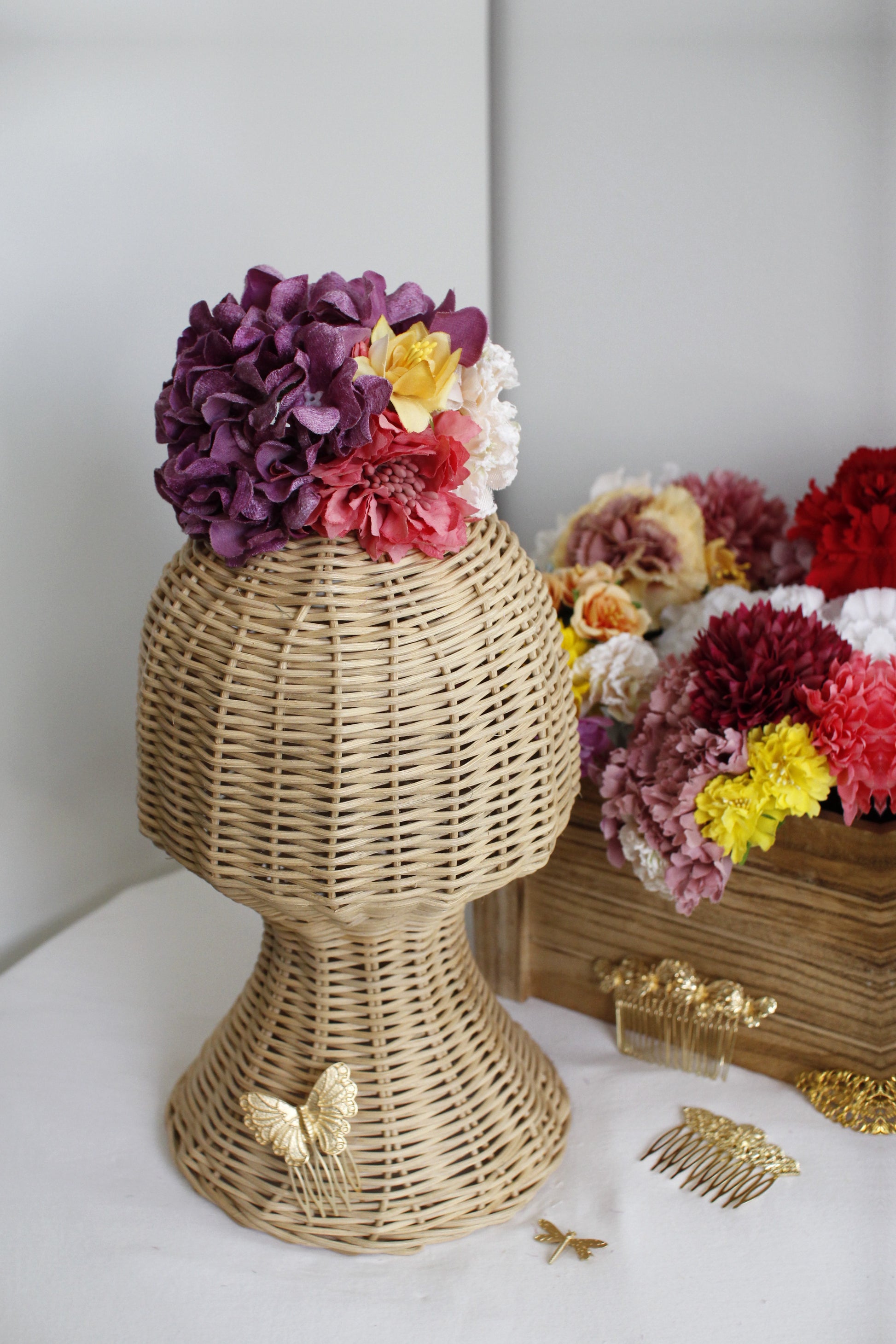 El ramillete Jaleo, hecho a mano con flores mandarina y amarillo, es la explosión de color que tu look flamenco necesita. Perfecto para añadir energía y vitalidad a tu estilo.