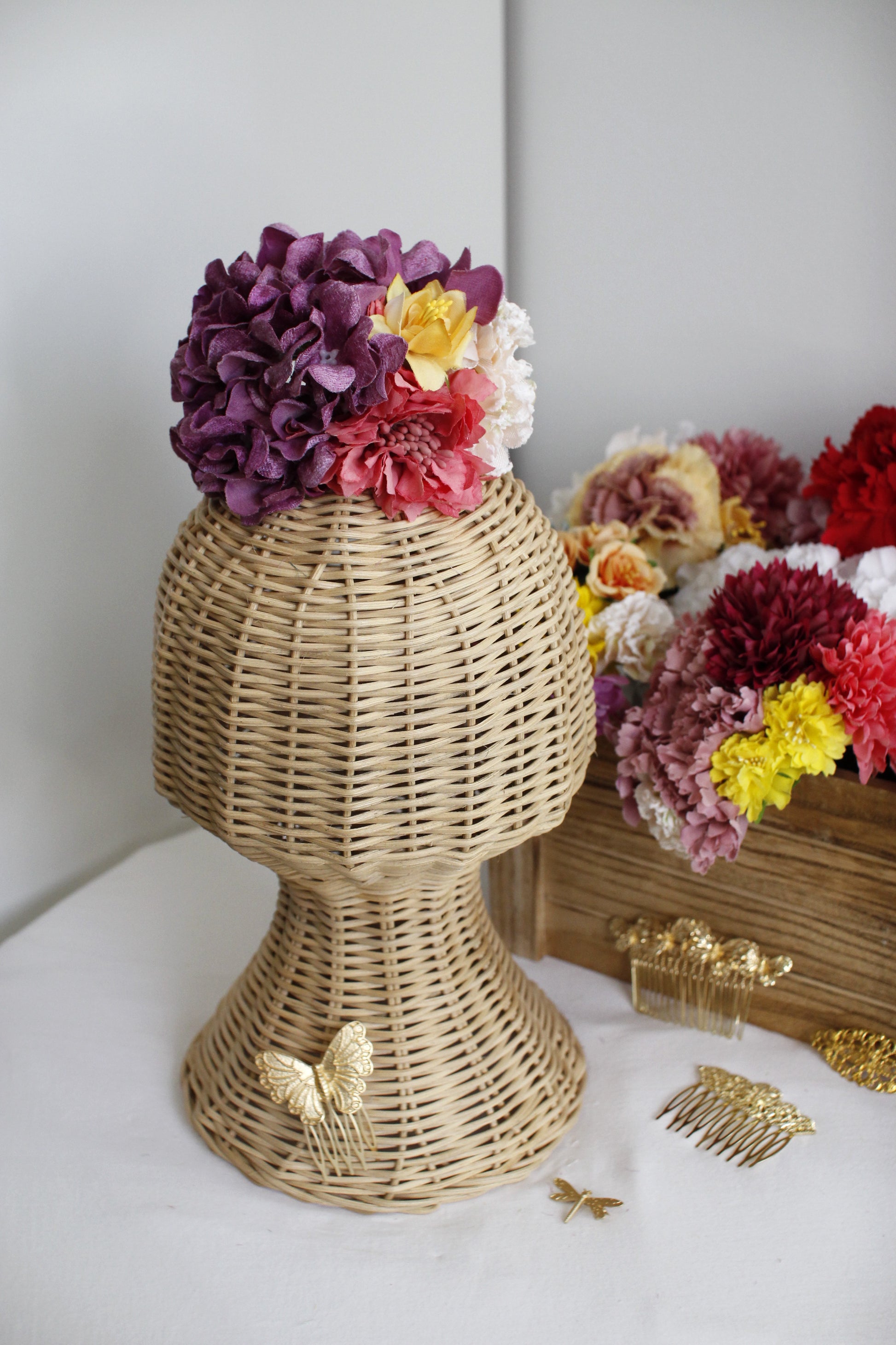 Añade un toque de fiesta a tu look flamenco con el ramillete de flores Jaleo en mandarina y amarillo. Hecho a mano, este complemento resalta con su vibrante colorido.