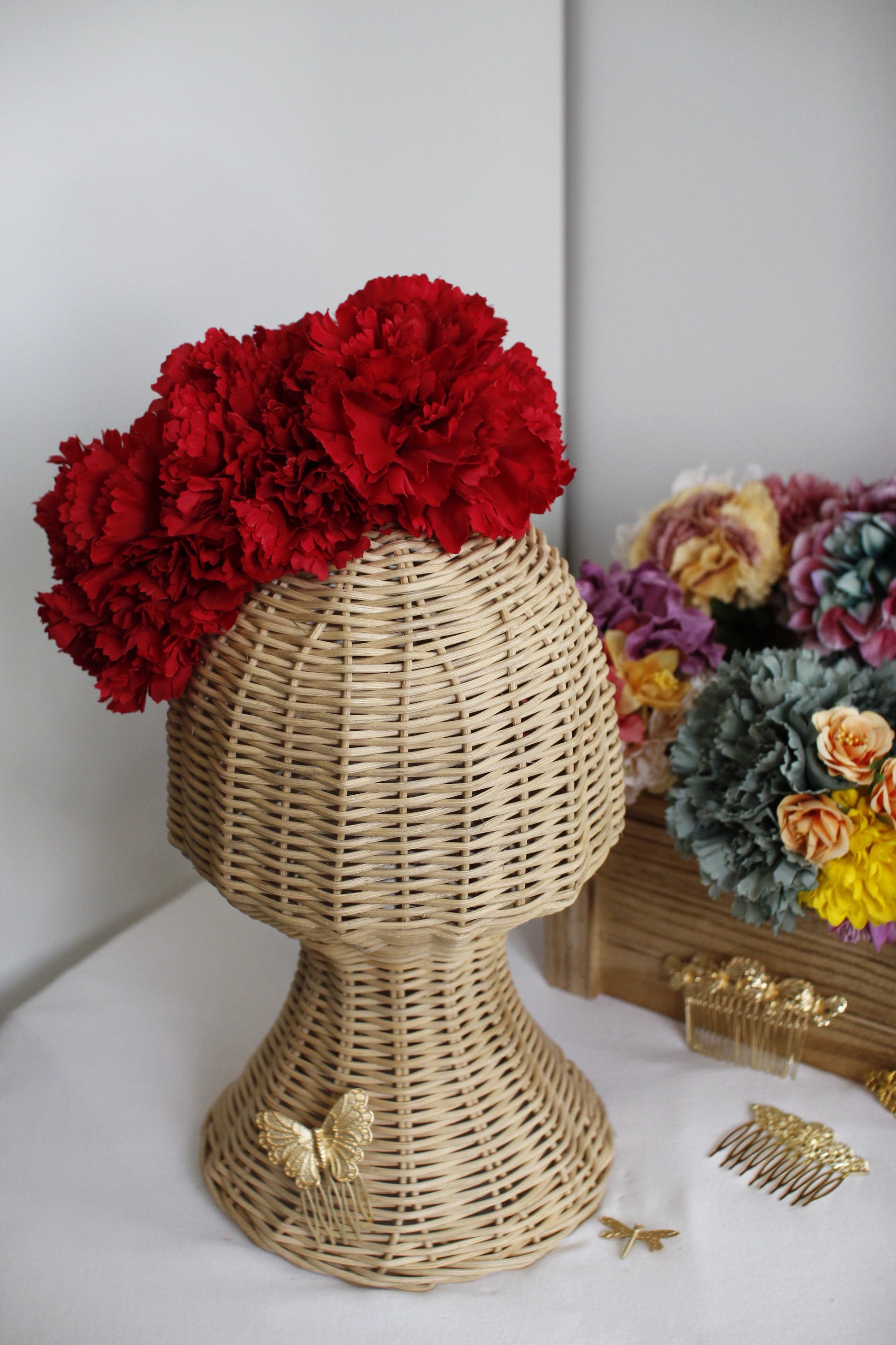 Añade un toque de tradición y pasión a tu estilo flamenco con el ramillete de flores rojo Pasión. Hecho a mano, este ramillete es perfecto para realzar cualquier conjunto flamenco con su vibrante color rojo.