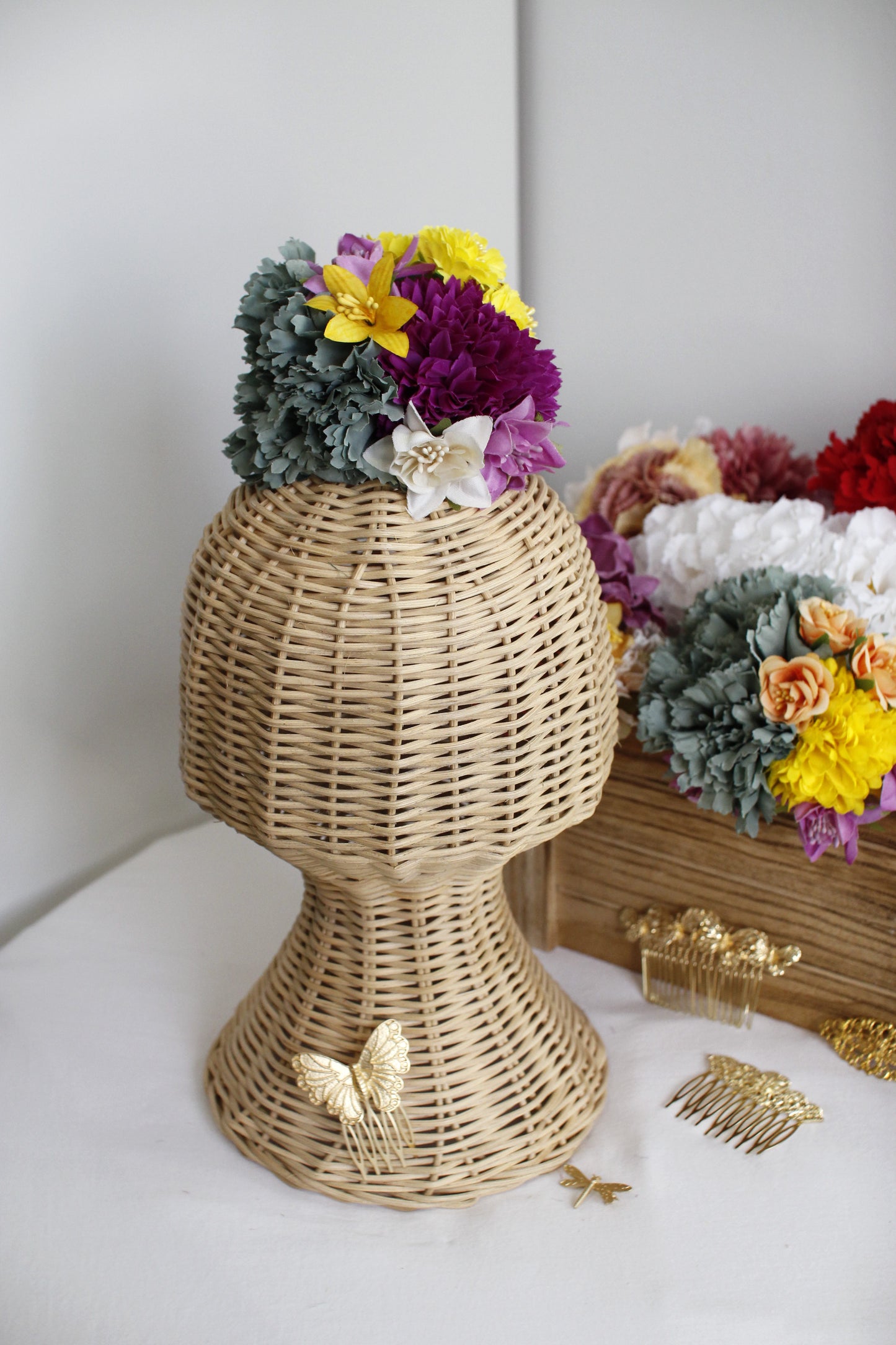 El ramillete Raíces, con flores en tonos verde agua, morado, amarillo y lila, es un complemento flamenco único que evoca la naturaleza y tradición. Hecho a mano, es ideal para complementar tu look flamenco con un toque lleno de armonía.