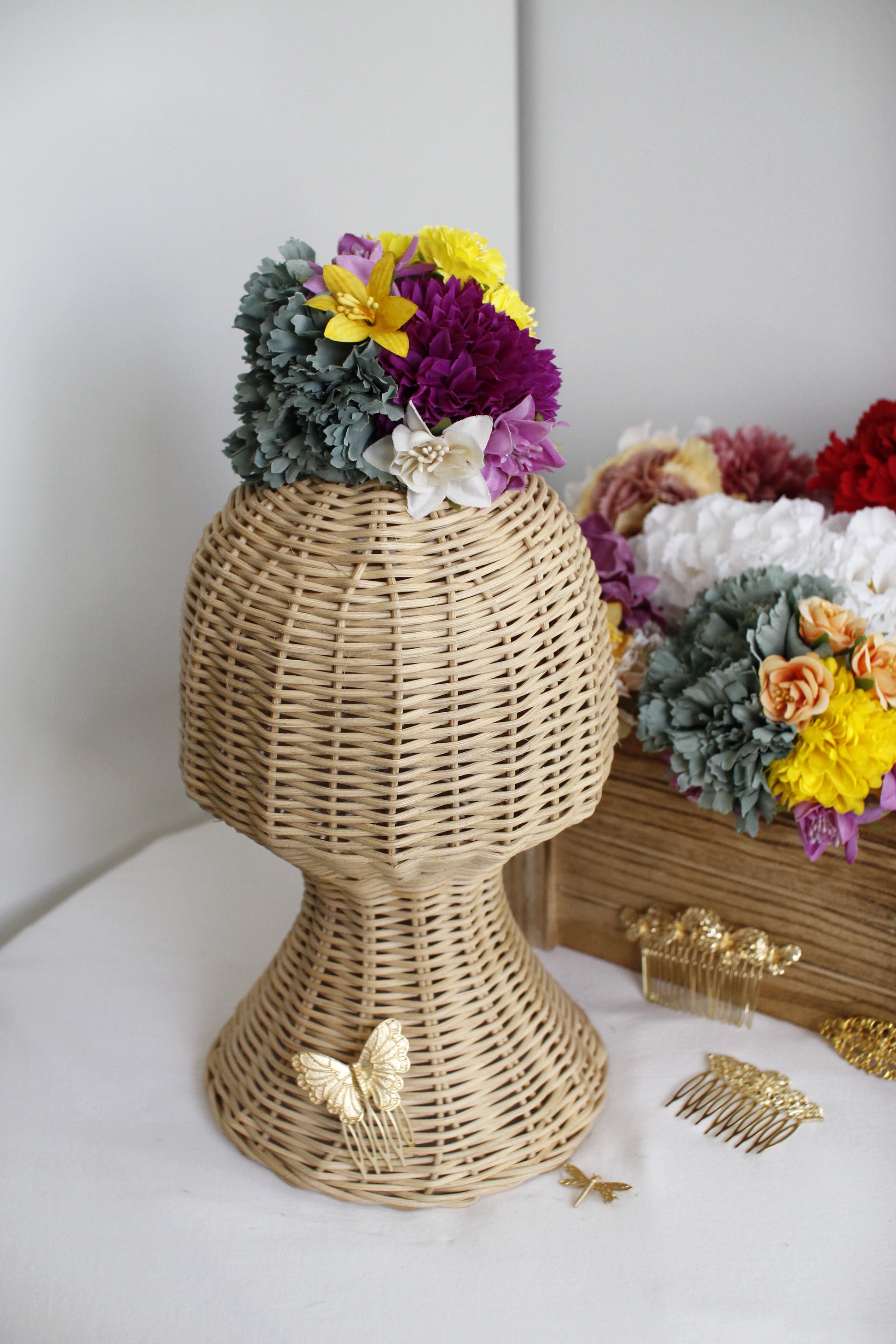 El ramillete Raíces, con flores en tonos verde agua, morado, amarillo y lila, es un complemento flamenco único que evoca la naturaleza y tradición. Hecho a mano, es ideal para complementar tu look flamenco con un toque lleno de armonía.