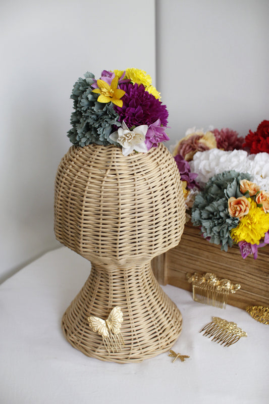 El ramillete Raíces, con flores en tonos verde agua, morado, amarillo y lila, es un complemento flamenco único que evoca la naturaleza y tradición. Hecho a mano, es ideal para complementar tu look flamenco con un toque lleno de armonía.