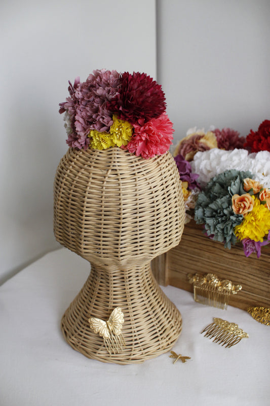 El ramillete Rebujito, hecho a mano en tonos buganvilla, rojo y mandarina, es perfecto para darle chispa y personalidad a tu look flamenco. Ideal para destacar con un estilo lleno de energía y color.