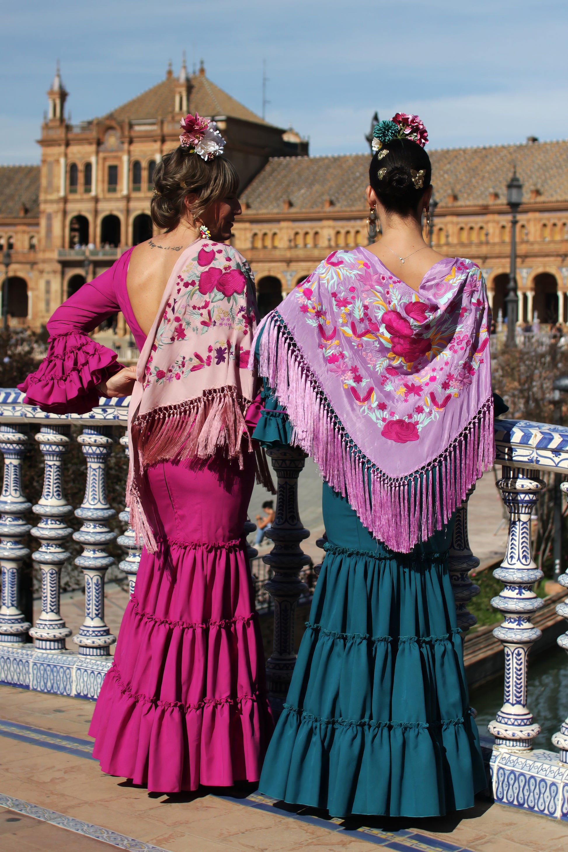 Traje de flamenca canastero verde agua y buganvilla Lirio con mantón, diseño auténtico con volante único y tejido stretch.