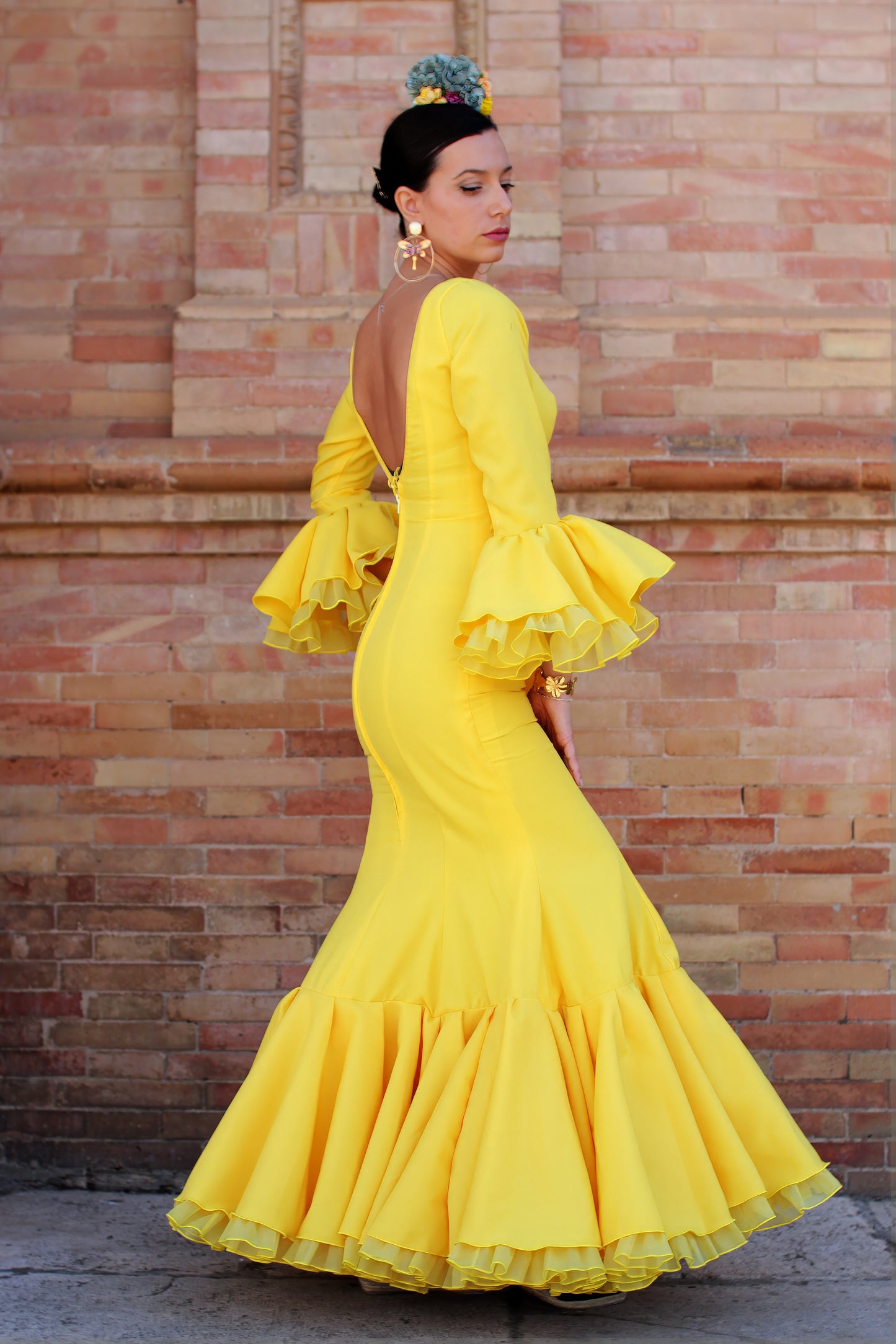 Traje de flamenca amarillo Azahar, con escote en V y espalda baja, perfecto para looks flamencos elegantes en la Feria de Abril y romerías.