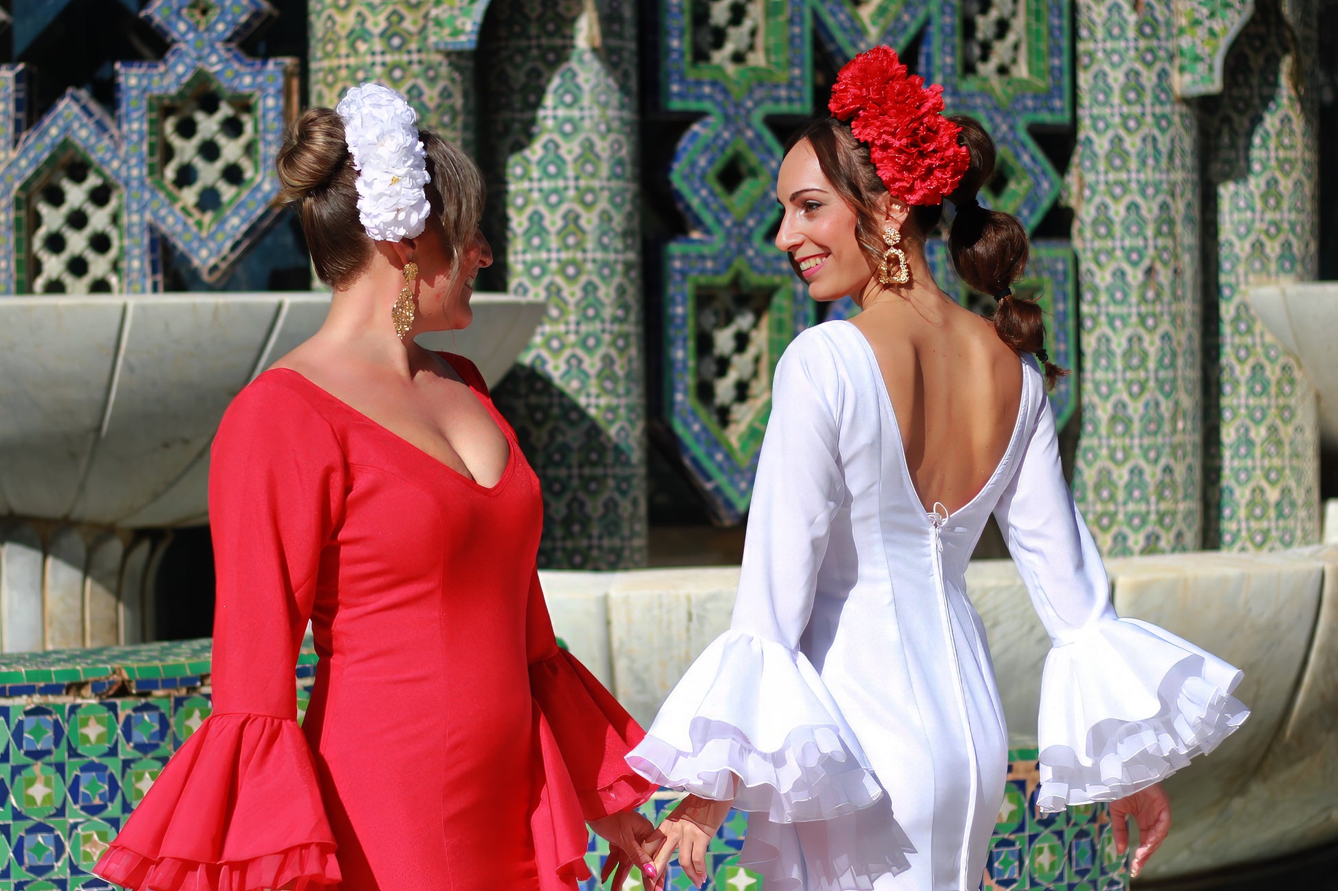 Traje de flamenca rojo Azahar, con tres capas y escote en V, ideal para la Feria de Abril y eventos flamencos.