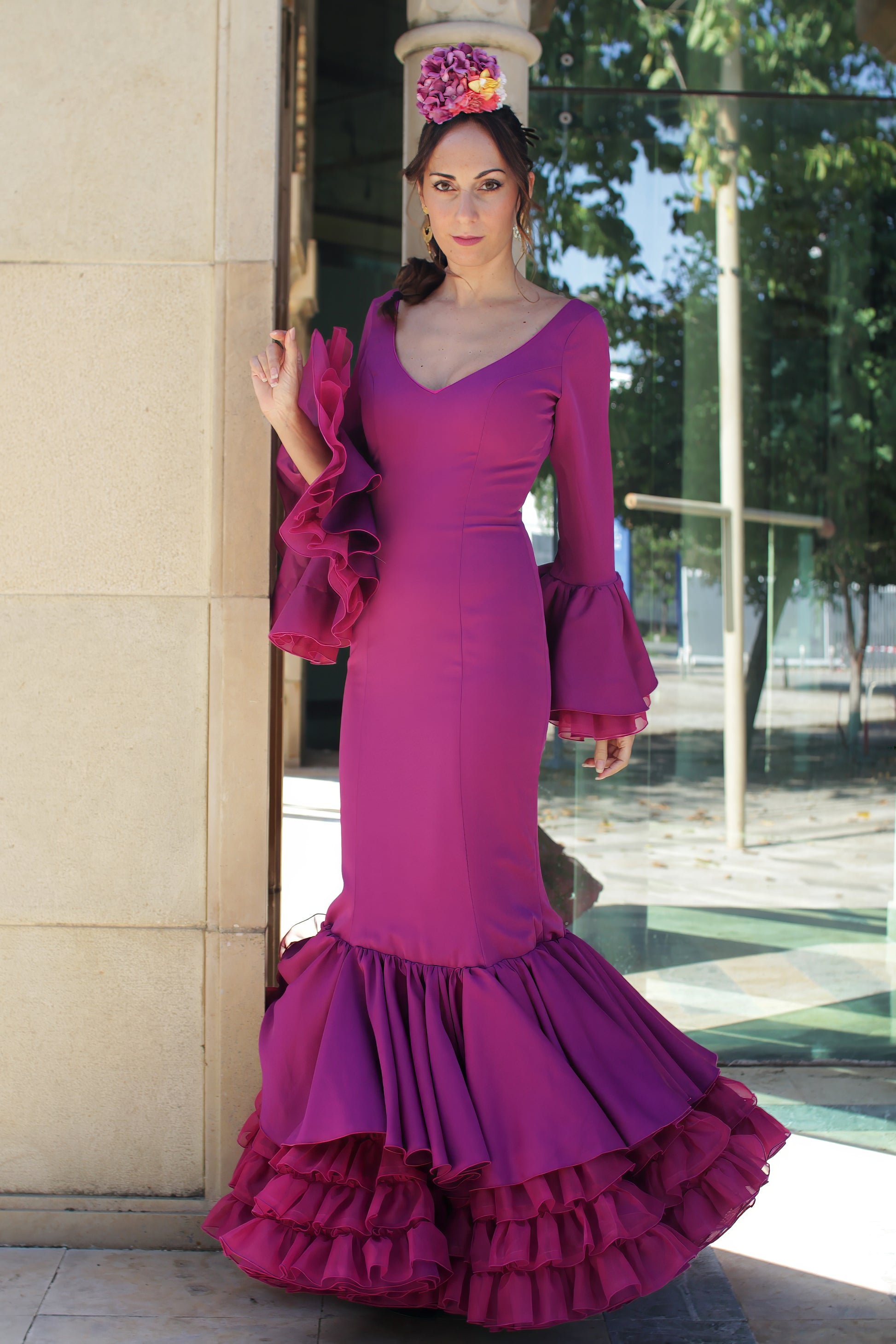 Vestido de flamenca Clavel en color buganvilla, confeccionado en tejido de licra, con volantes en movimiento y corte sirena para looks flamencos elegantes.
