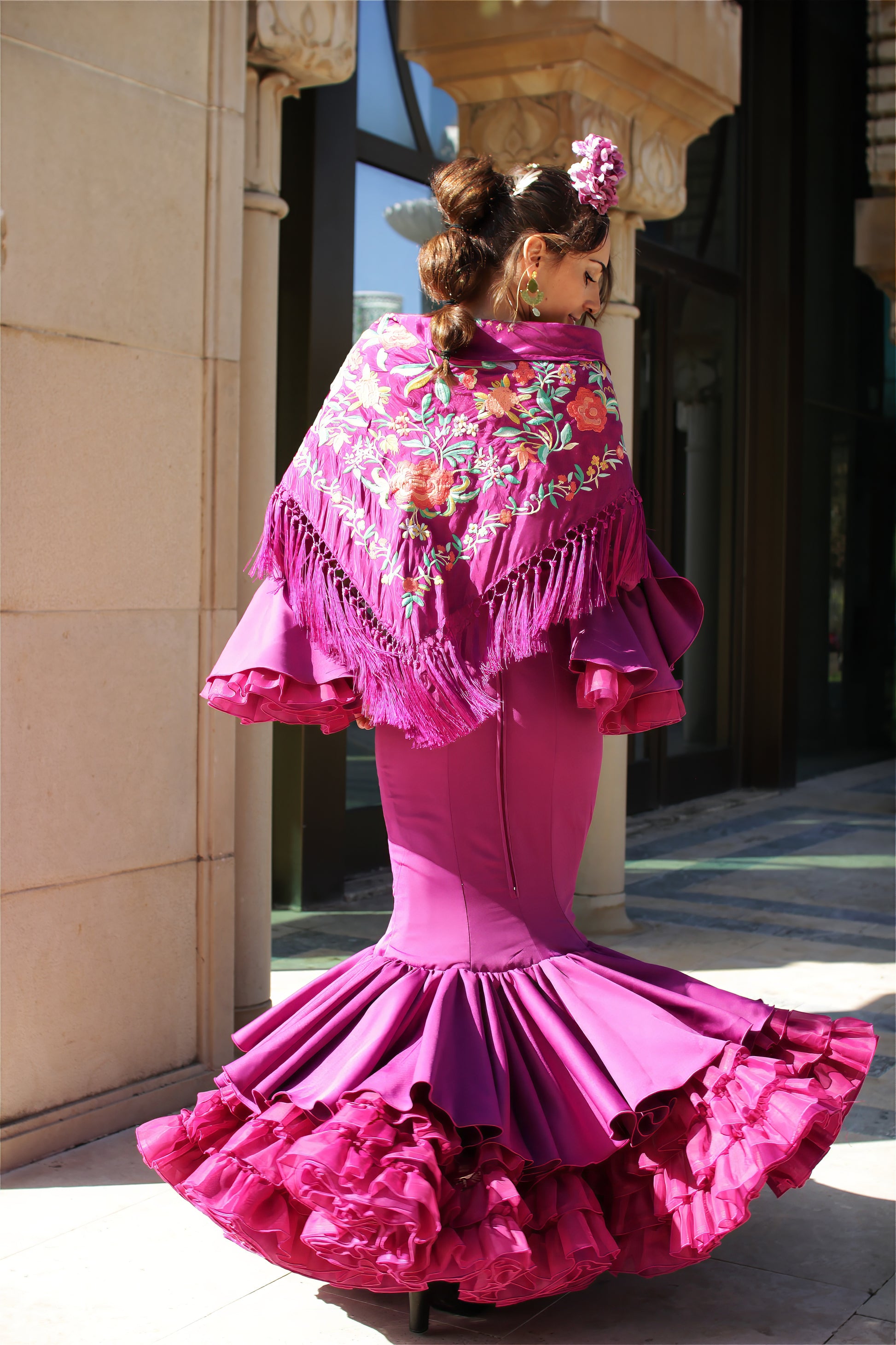 Traje de flamenca buganvilla Clavel, con diseño de volantes y vuelo espectacular, ideal para looks flamencos modernos y cómodos.