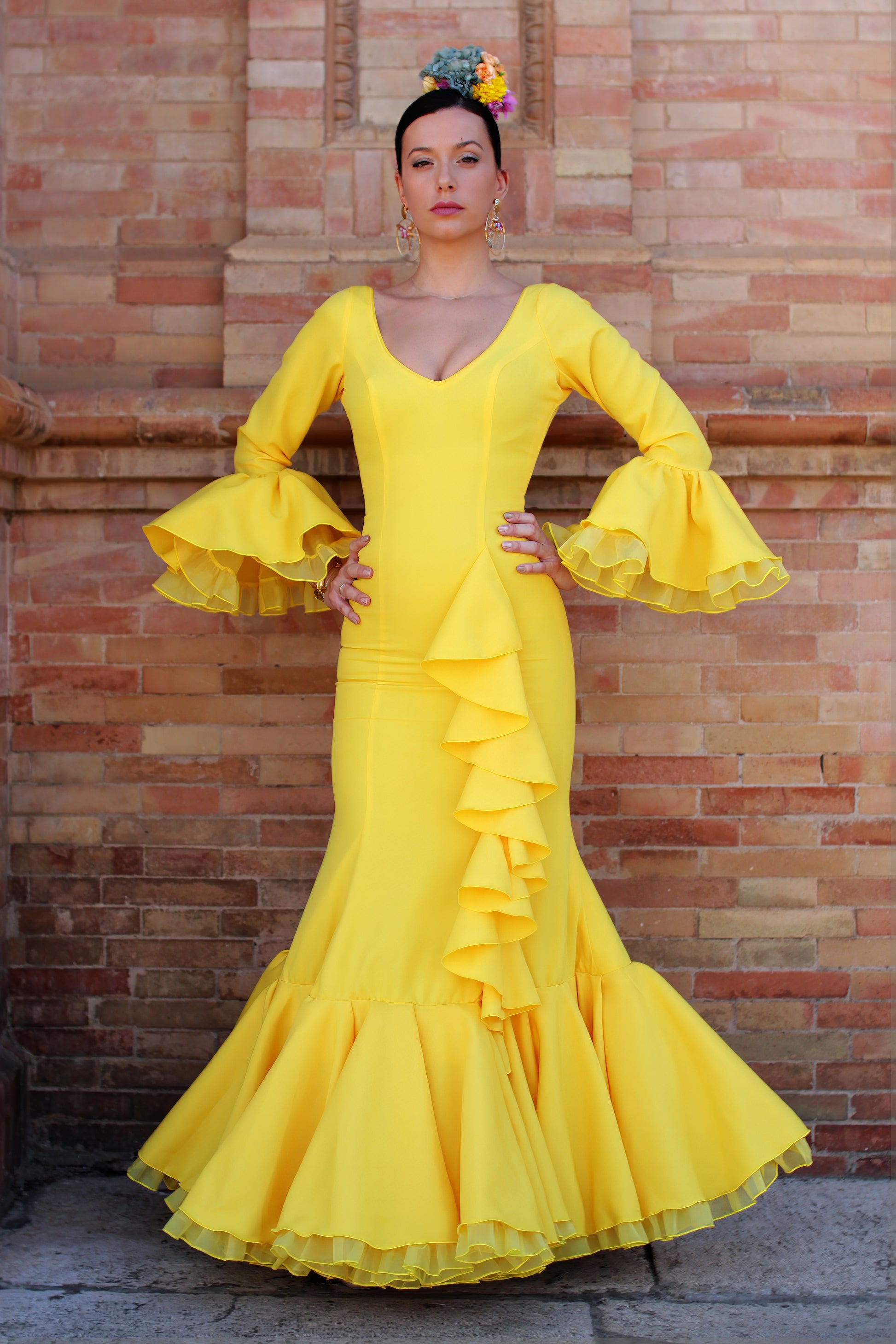 Traje de flamenca Azahar amarillo, con tres capas para un vuelo espectacular y diseño elegante, ideal para la Feria de Abril y celebraciones flamencas.