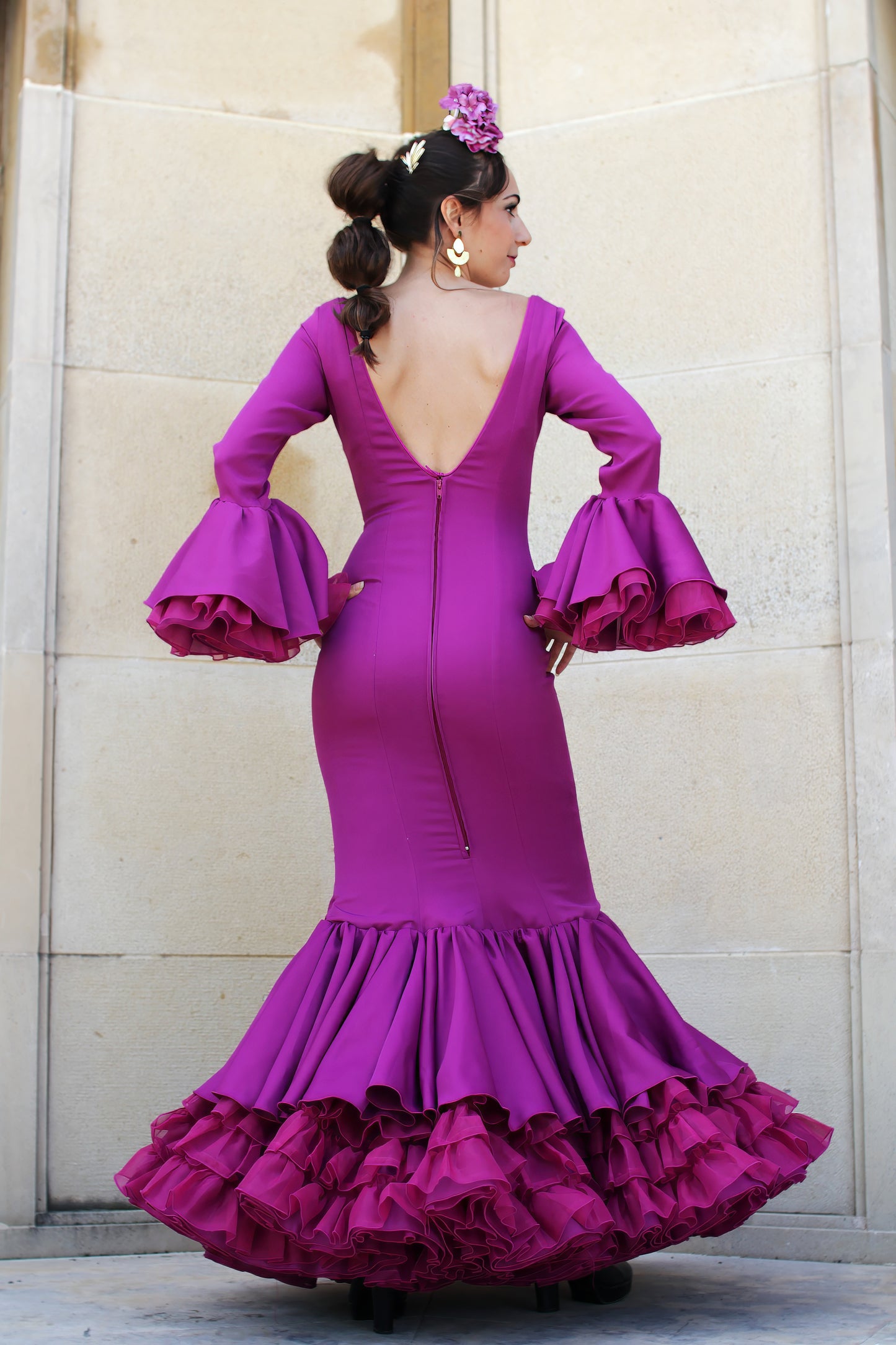 Vestido de flamenca Clavel en buganvilla, con un diseño de volantes que destacan en movimiento, ideal para la Feria de Abril.
