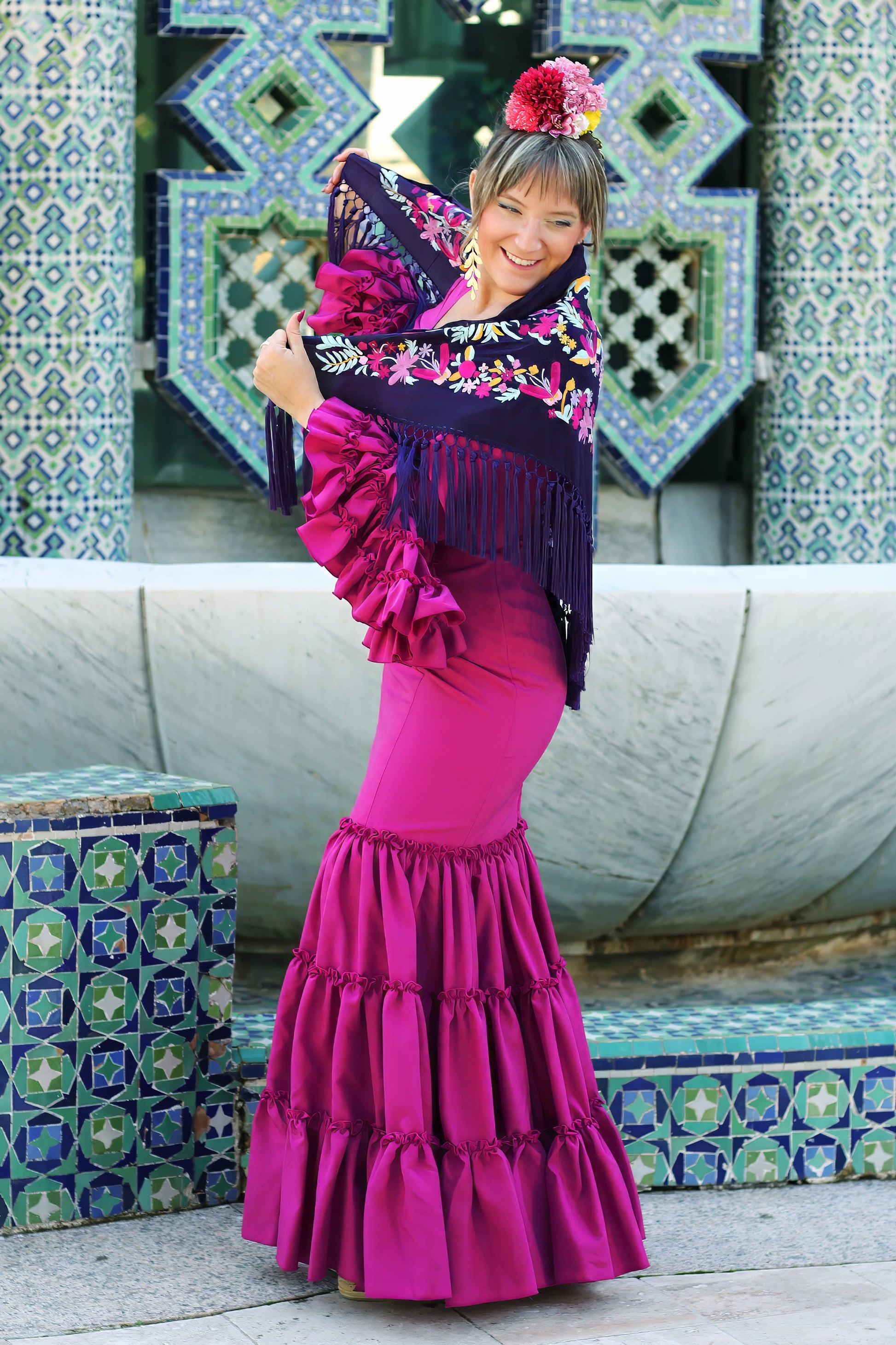 Vestido canastero de flamenca buganvilla Lirio con mantón, perfecto para la feria y el baile flamenco.