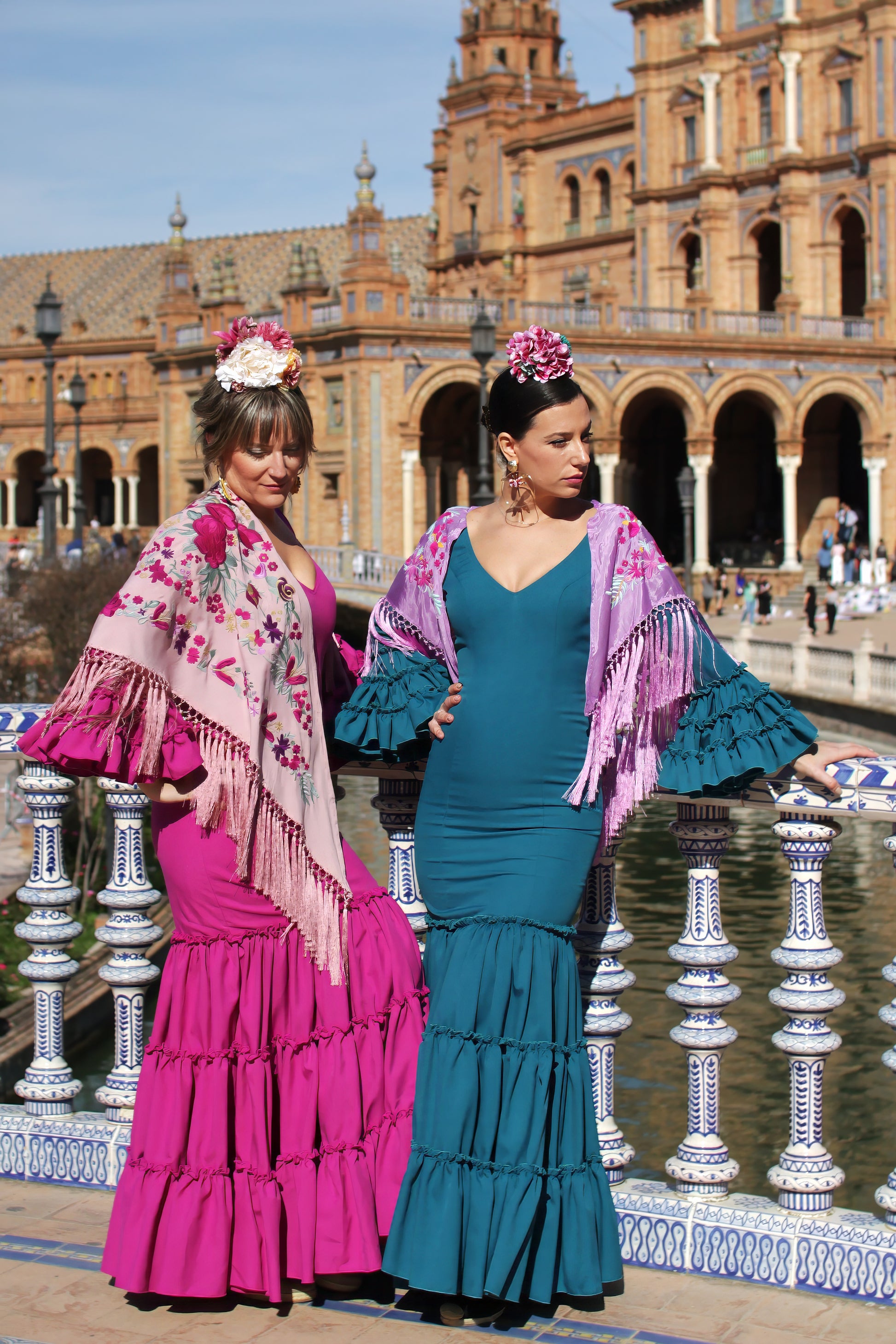 Vestido canastero de flamenca buganvilla y verde agua Lirio con mantón de flamenca, ideal para la feria de abril y romerías.