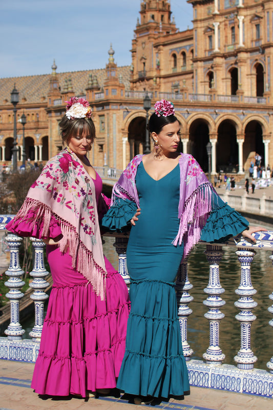 Vestido canastero de flamenca buganvilla y verde agua Lirio con mantón de flamenca, ideal para la feria de abril y romerías.