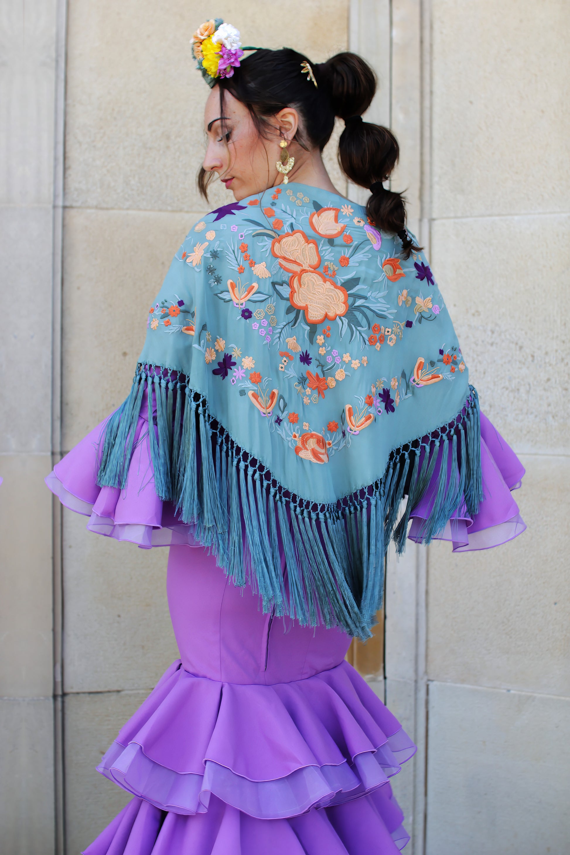 Traje flamenca Lavanda lila con mantón, pendientes de flamenca y ramillete de flores, una combinación perfecta para romerías y feria.
