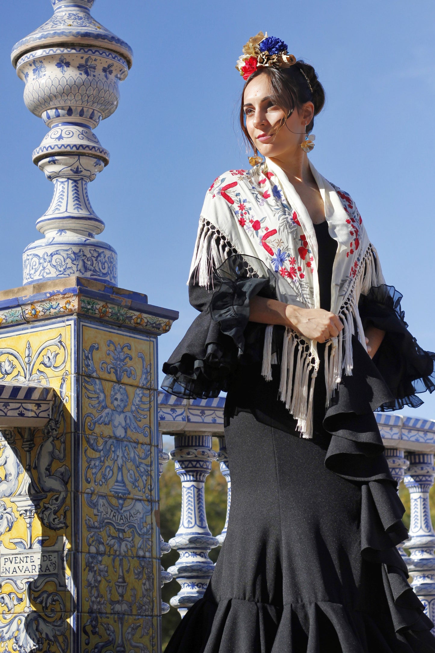 Traje de flamenca negro Azahar, con tres capas y escote en V, ideal para eventos flamencos como la Feria de Abril y las romerías.