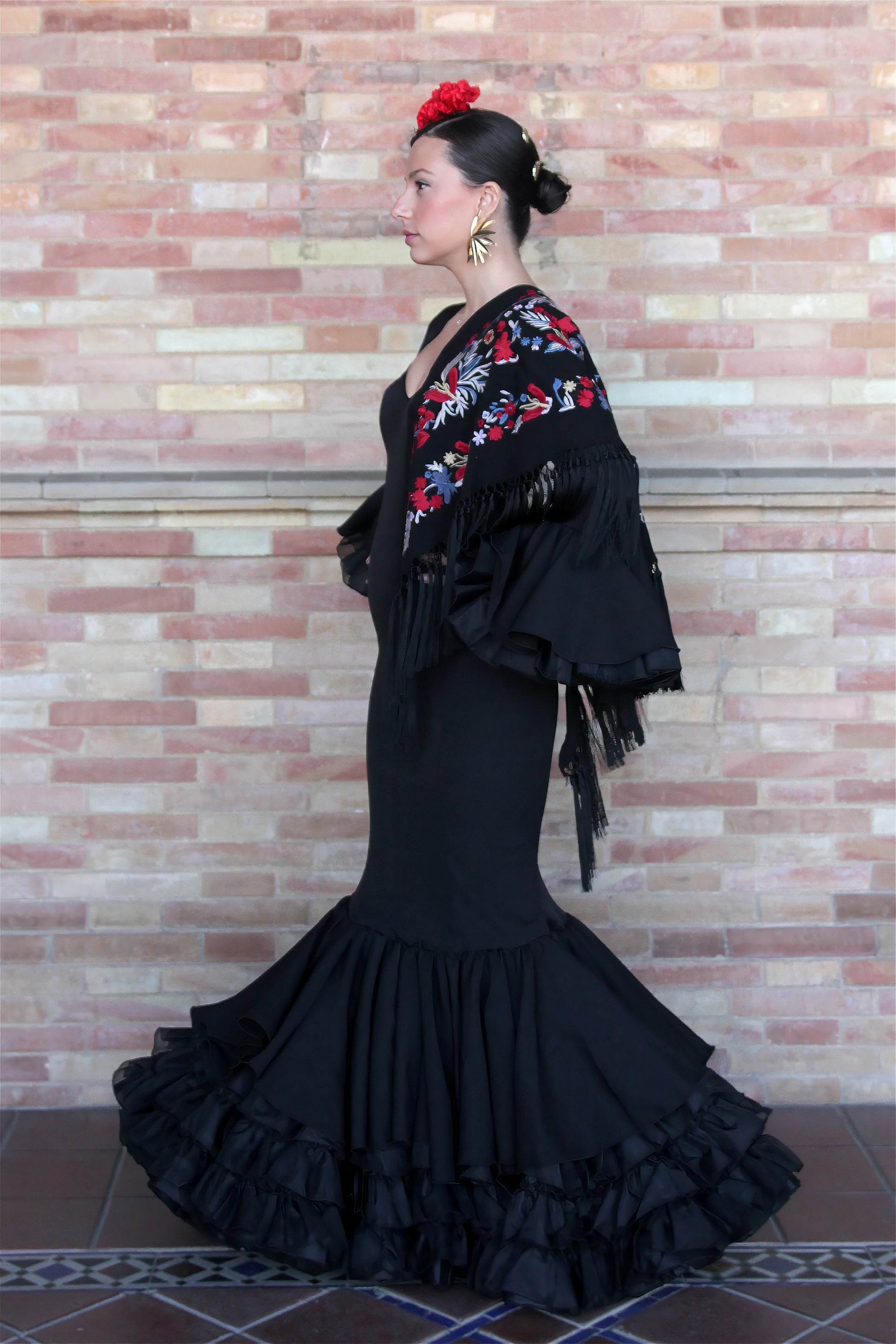 Vestido de flamenca Clavel en color negro, con volantes espectaculares y diseño elegante, perfecto para eventos flamencos.
