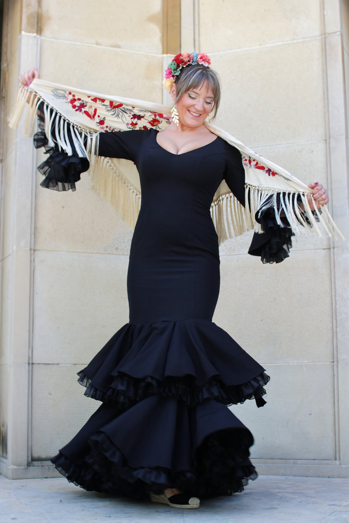 Traje de flamenca color negro Jazmin, diseño sofisticado con volantes que aportan movimiento y elegancia.