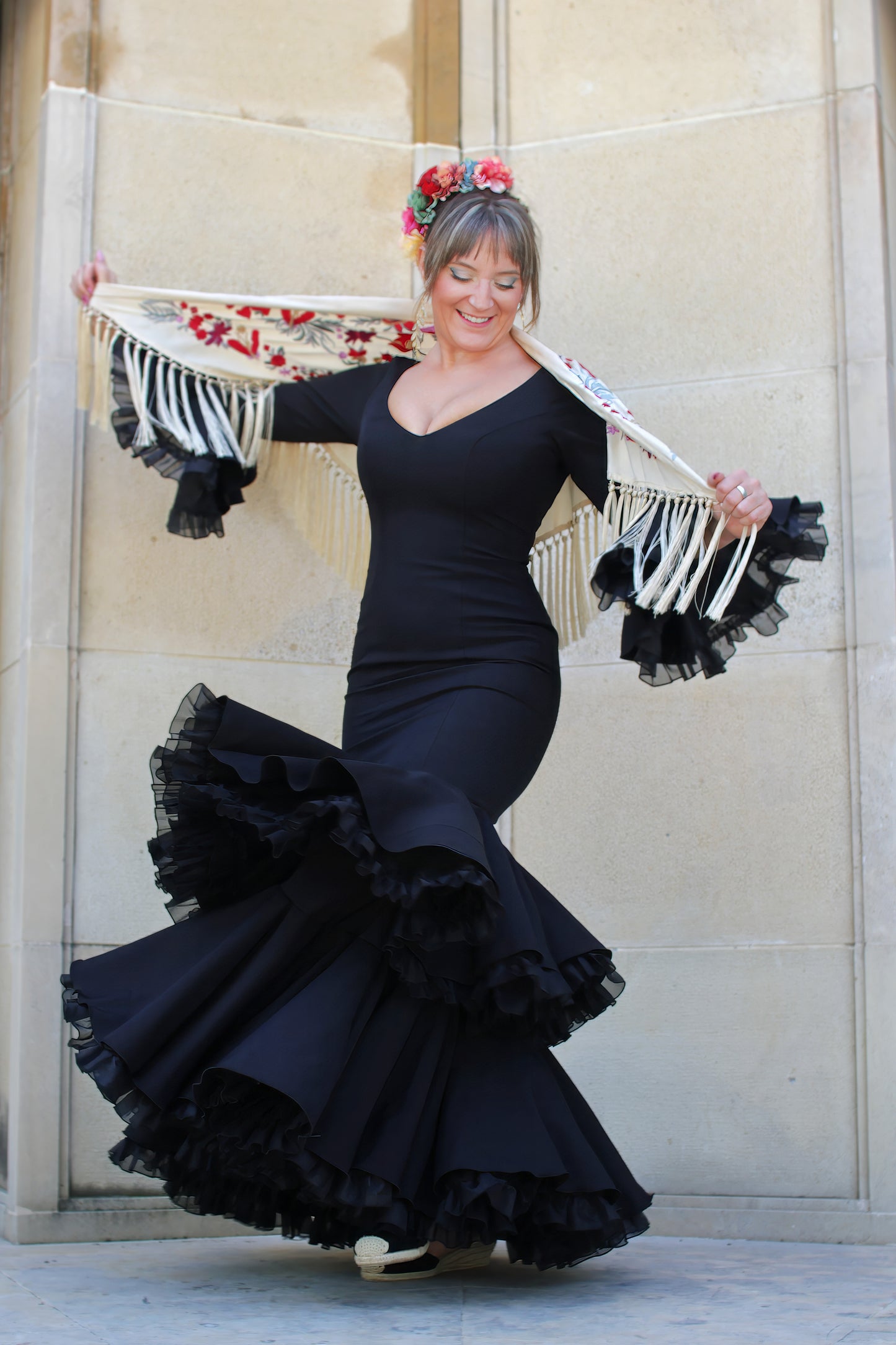 Traje de flamenca color negro Jazmin, ideal para quienes buscan un look flamenco clásico y elegante.