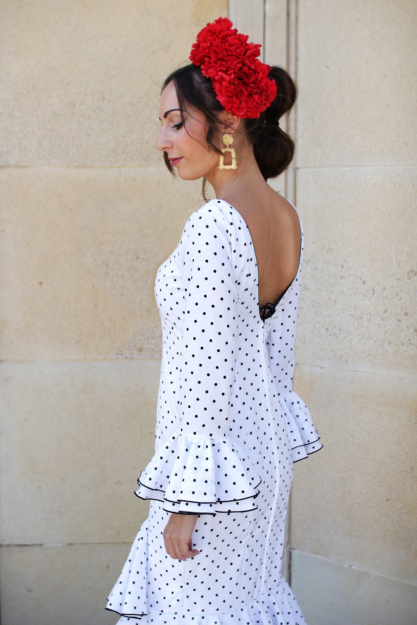Vestido flamenca blanco lunar negro Dalia con ramillete de flores y pendientes flamenca originales, estilo ideal para feria y romerías.