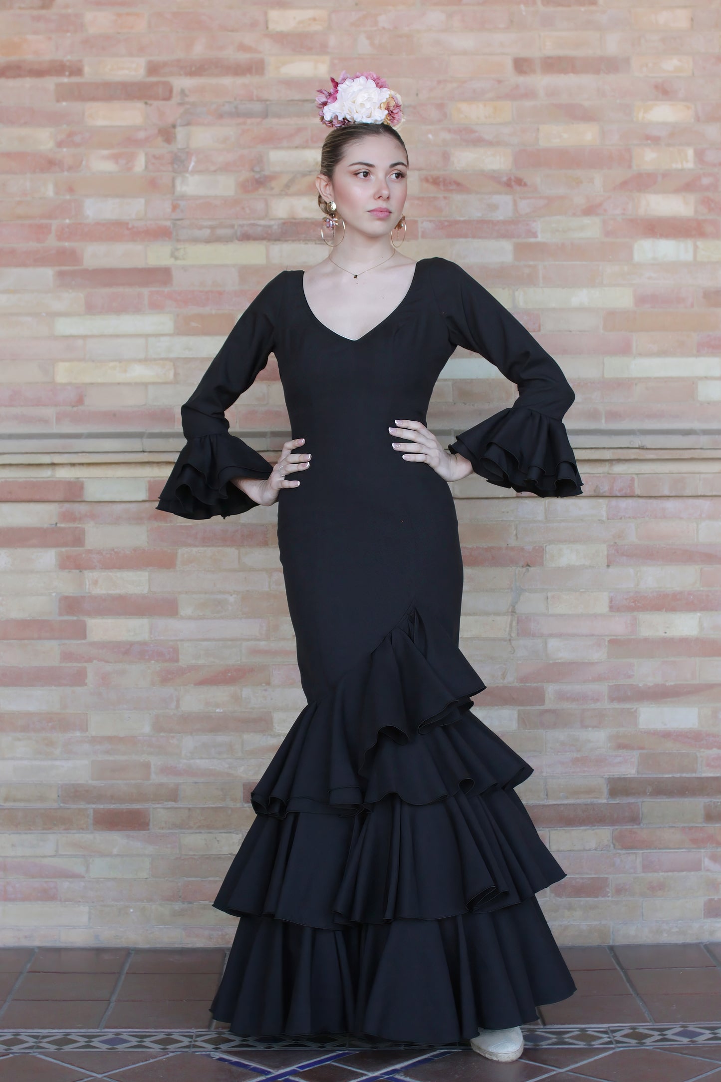 Vestido de flamenca negro Dalia con pendientes flamenca originales y ramillete, un look flamenco perfecto para cualquier ocasión.
