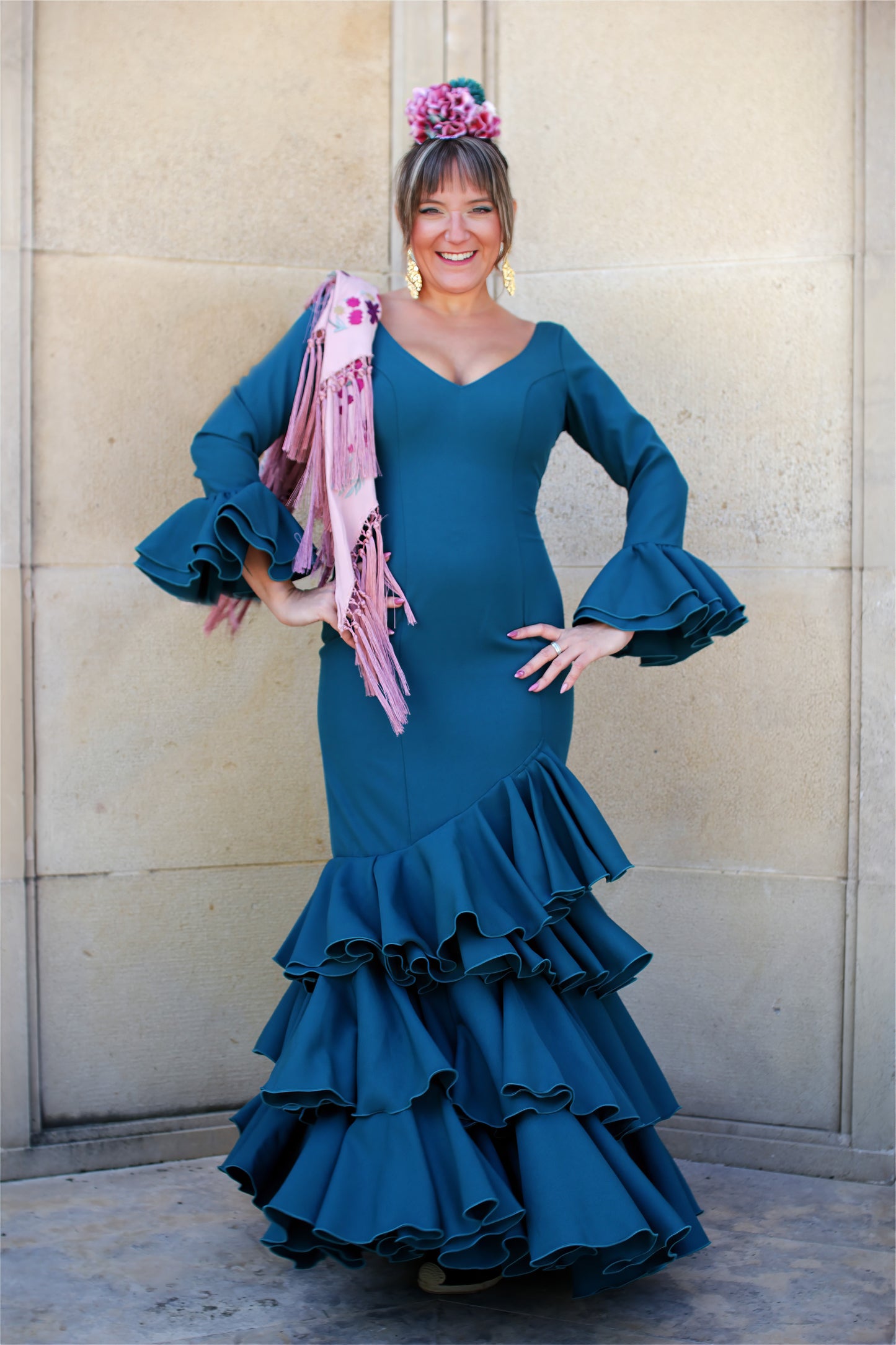 Vestido de flamenca Dalia verde agua con mantón rosa y complementos flamenca como ramillete de flores y pendientes, perfecto para un look completo