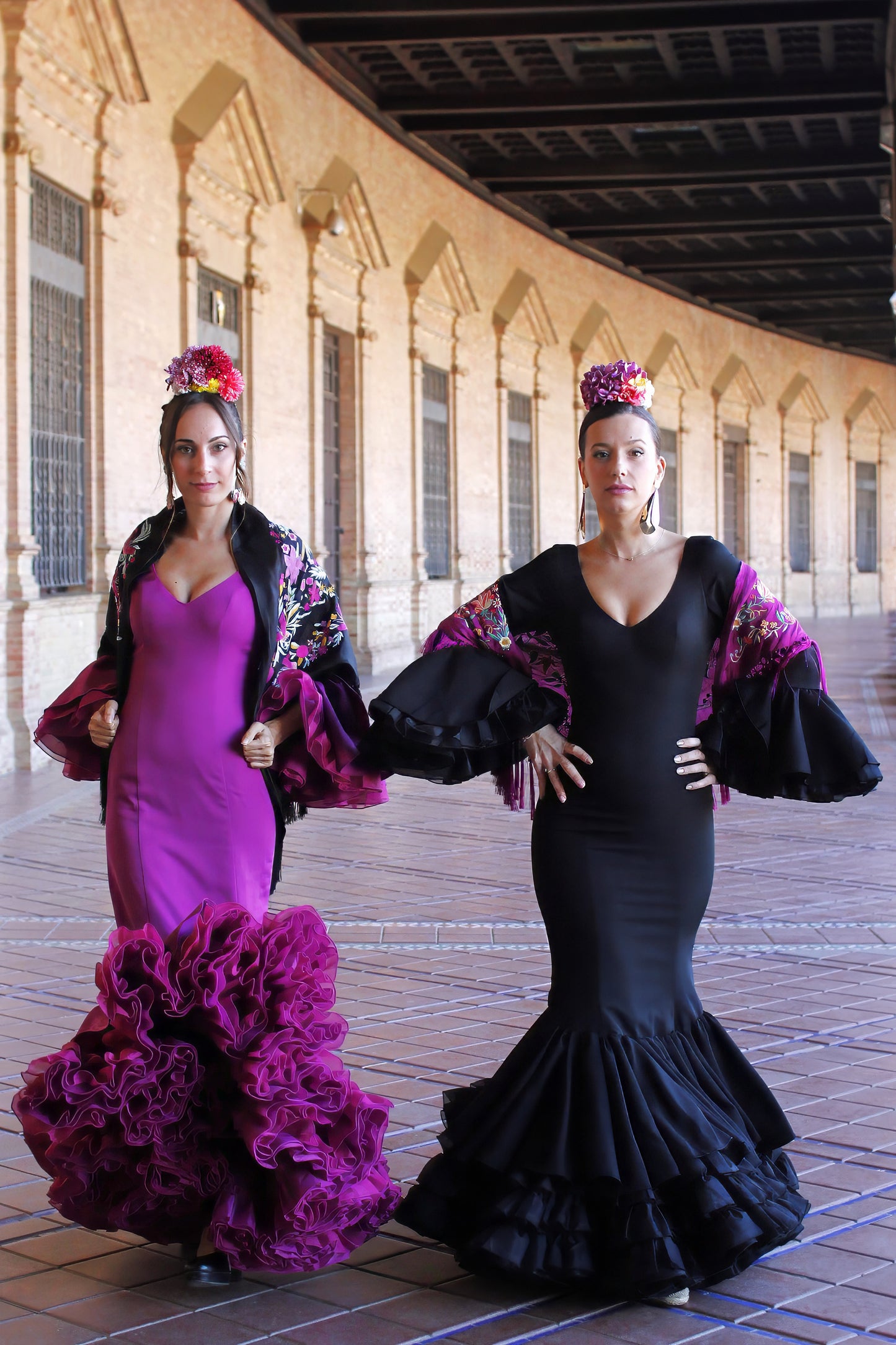 Vestidos de flamenca Clavel en buganvilla y negro, con volantes espectaculares y corte sirena que realzan la figura, perfectos para eventos flamencos.