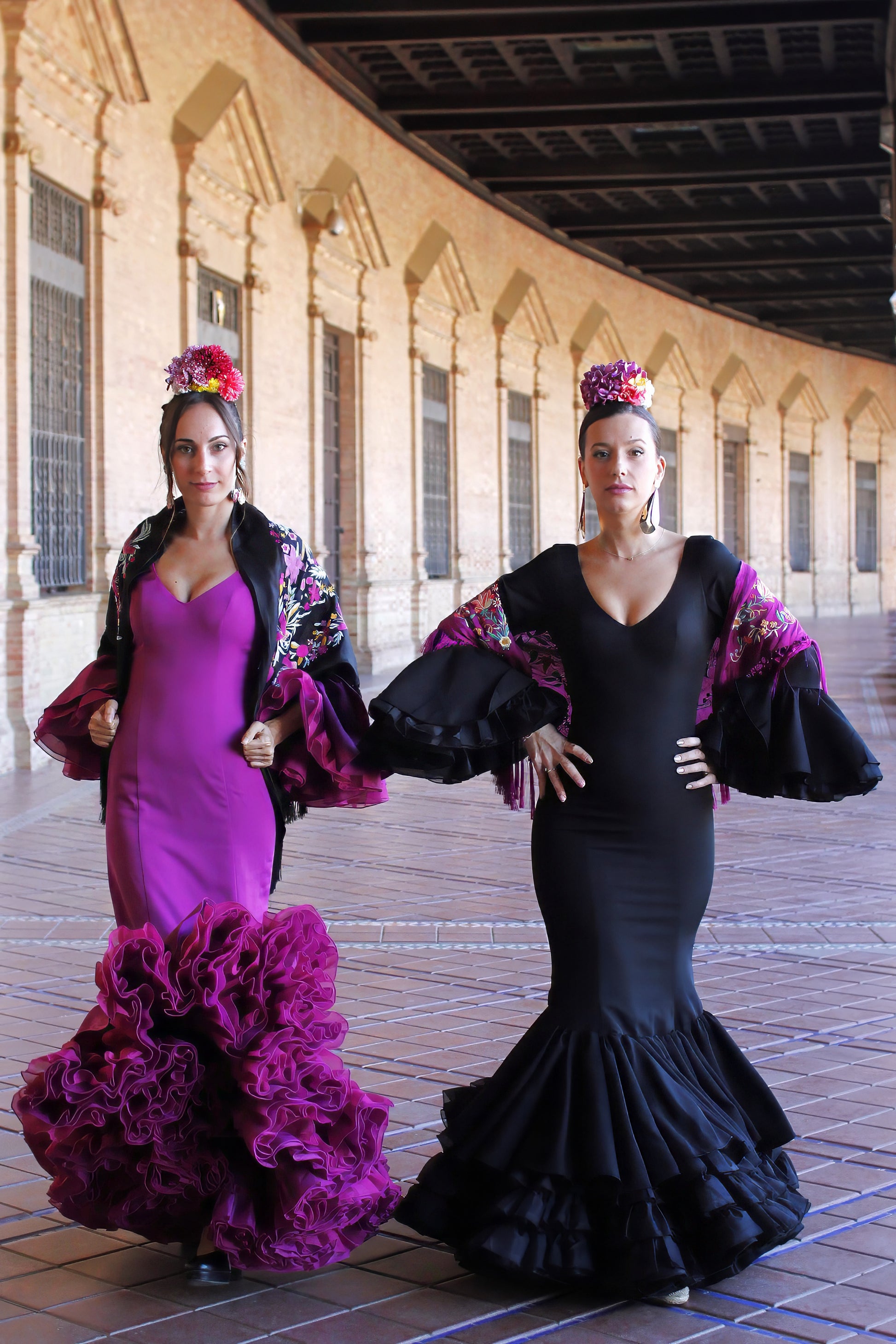 Vestidos de flamenca Clavel en buganvilla y negro, con volantes espectaculares y corte sirena que realzan la figura, perfectos para eventos flamencos.