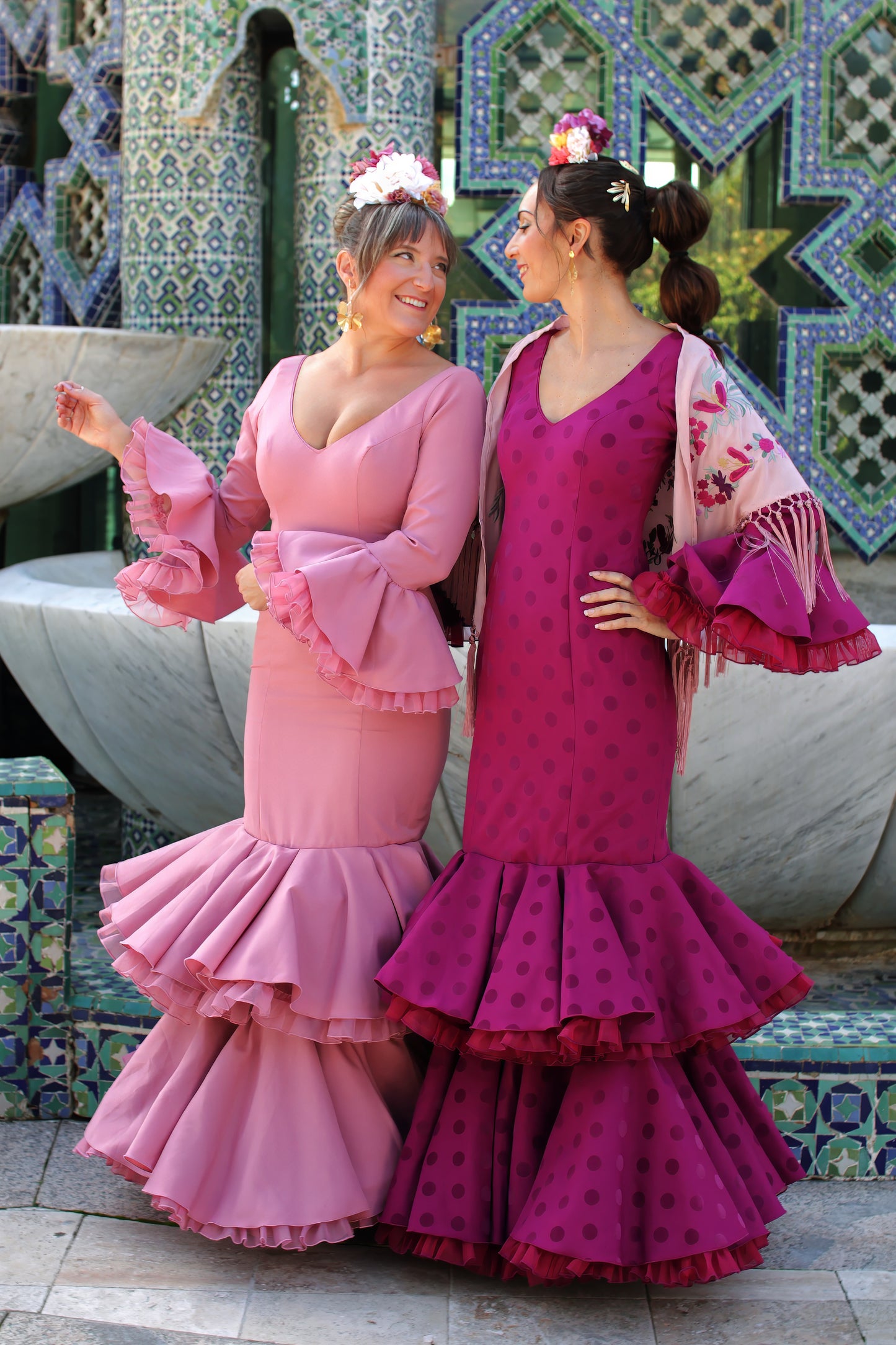 Trajes de flamenca Jazmin en colores rosa y buganvilla con lunar, diseño elegante y moderno para ferias y romerías.