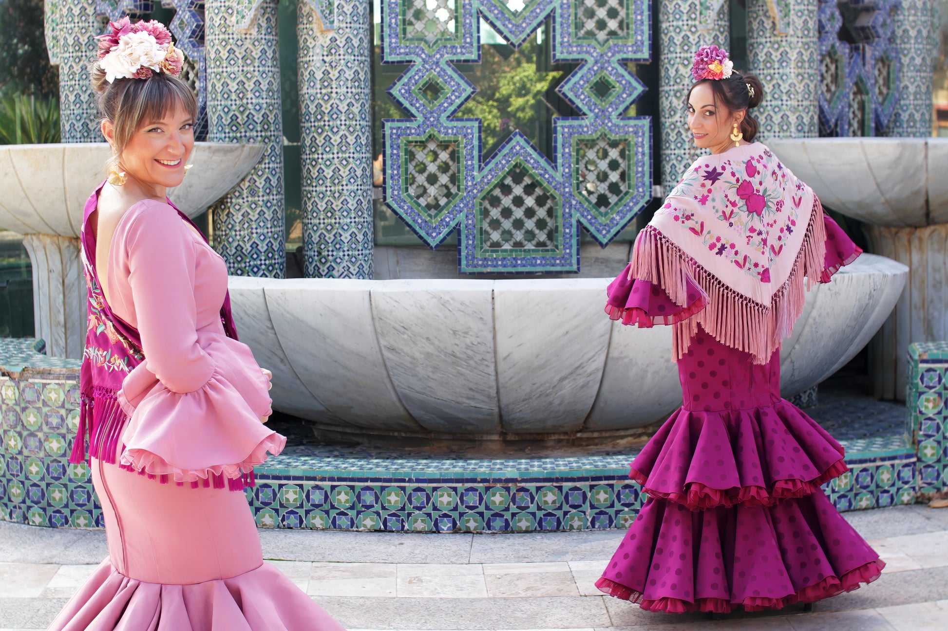Trajes de flamenca Jazmin en colores rosa y buganvilla con lunar, diseño elegante y moderno para ferias y romerías. Mantones de flamenca buganvilla y rosa