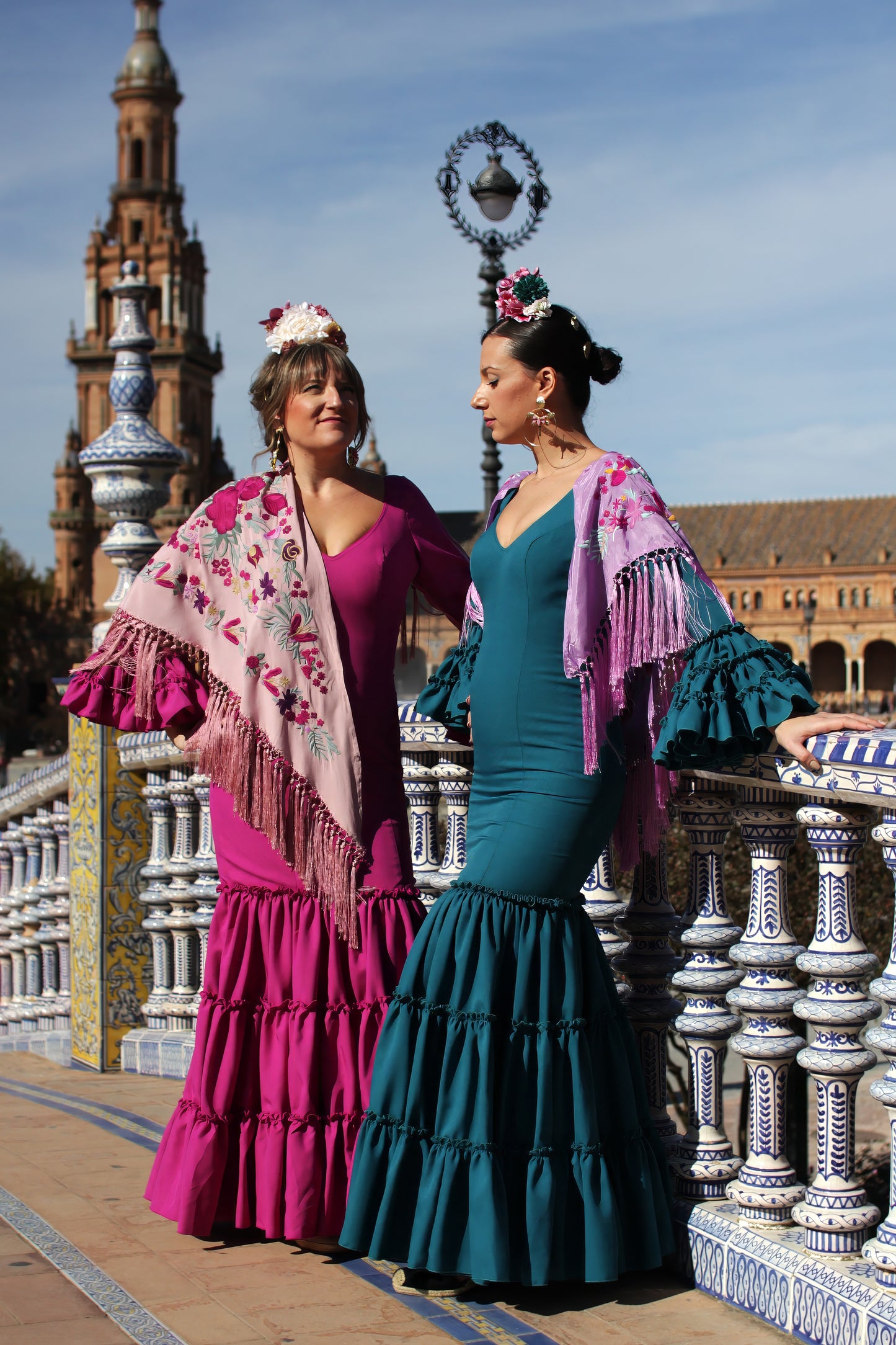 Traje canastero de flamenca verde agua y buganvilla Lirio con mantón, cómodo y elegante para cualquier ocasión flamenca.